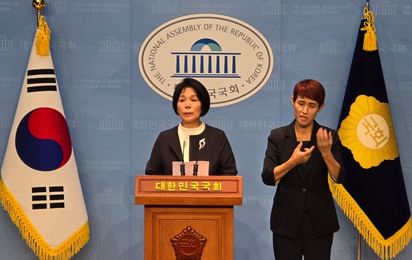 ▲ 최민희 과학기술정보방송통신위원장이 20일 국회에서 김태규 방송통신위원장 직무대행의 입장에 반박하는 기자회견을 하고 있다.