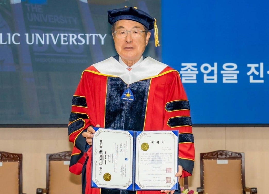 윤동한 한국콜마 회장이 지난 22일 경북 경산시에서 열린 대구가톨릭대 학위수여식에서 문학박사 학위를 받았다. /콜마홀딩스 제공
