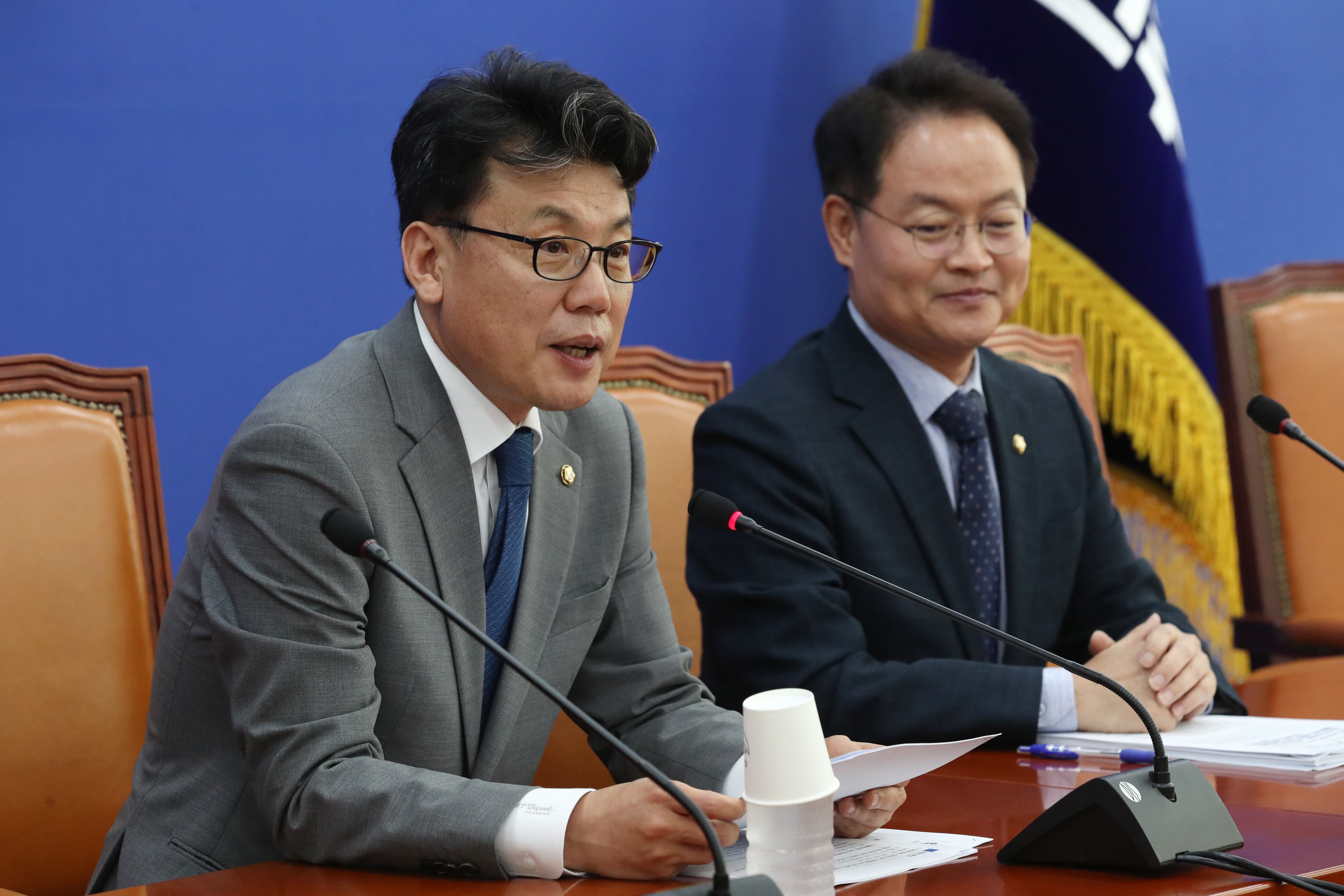 더불어민주당 진성준 정책위의장과 예결위 간사인 허영 의원이 16일 오전 서울 여의도 국회에서 2023회계연도 결산 심사 관련 기자간담회를 하고 있다. /뉴스1