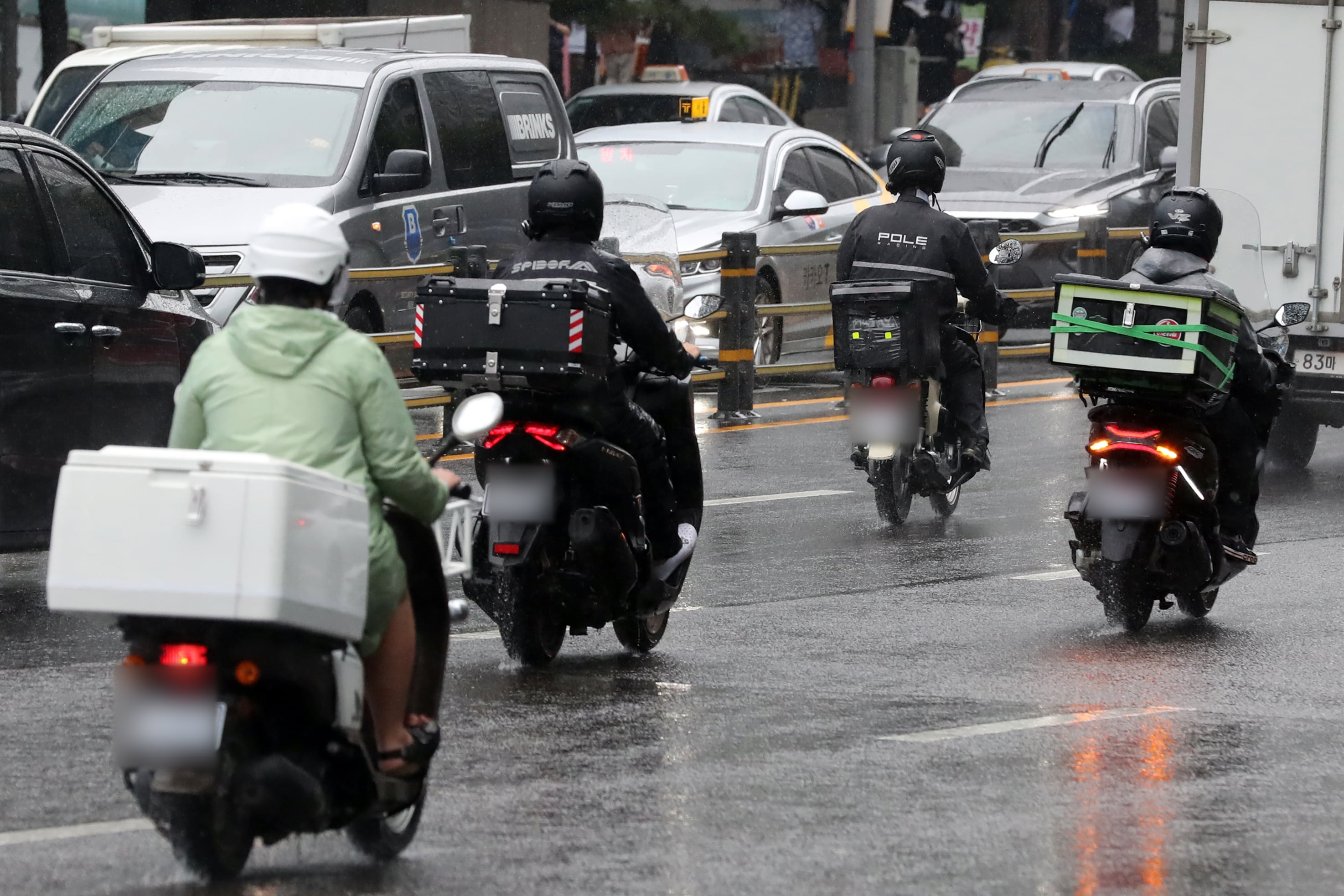 서울 강남역 인근에서 배달 노동자가 배달업무를 하고 있다. /뉴스1
