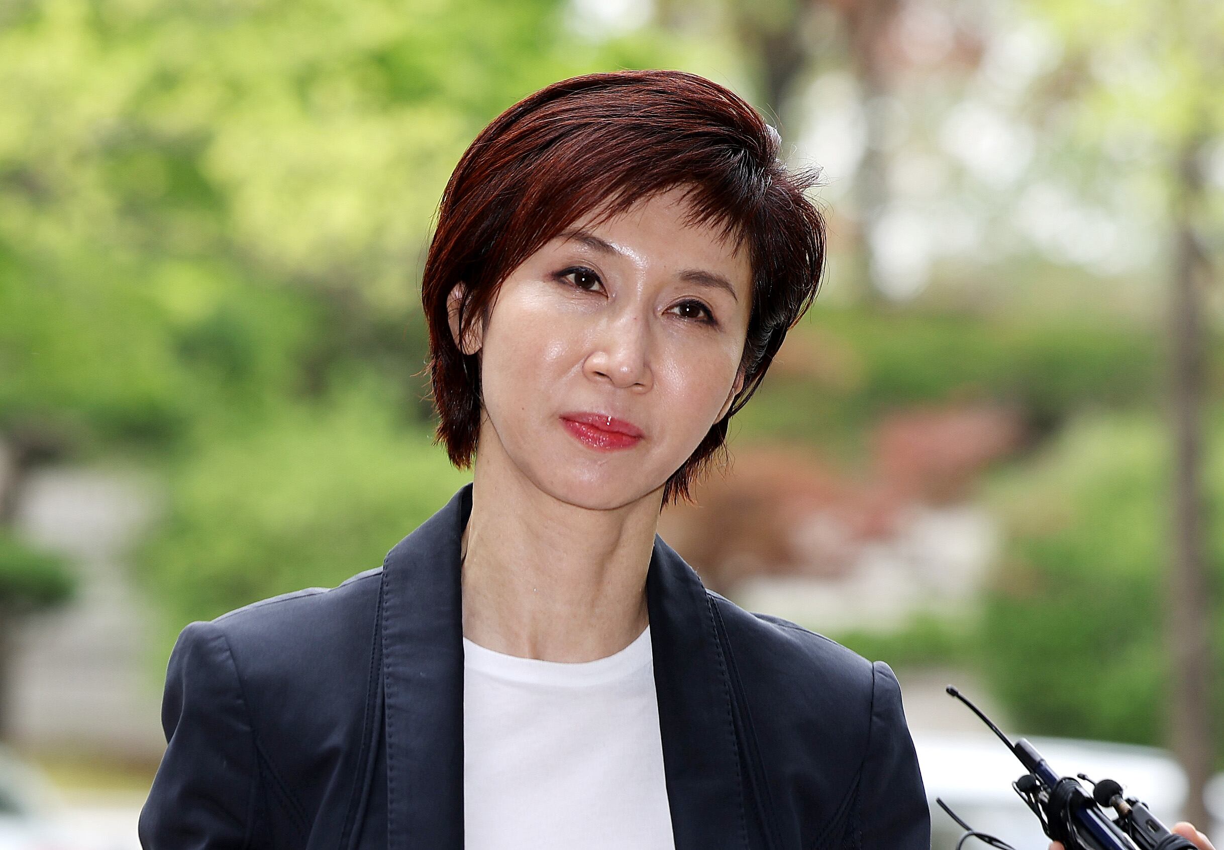 노소영 아트센터 나비 관장이 지난 4월 16일 오후 서울 서초구 고등법원에서 열린 최태원 SK그룹 회장과의 이혼 관련 항소심 변론기일에 출석하고 있다. /뉴스1