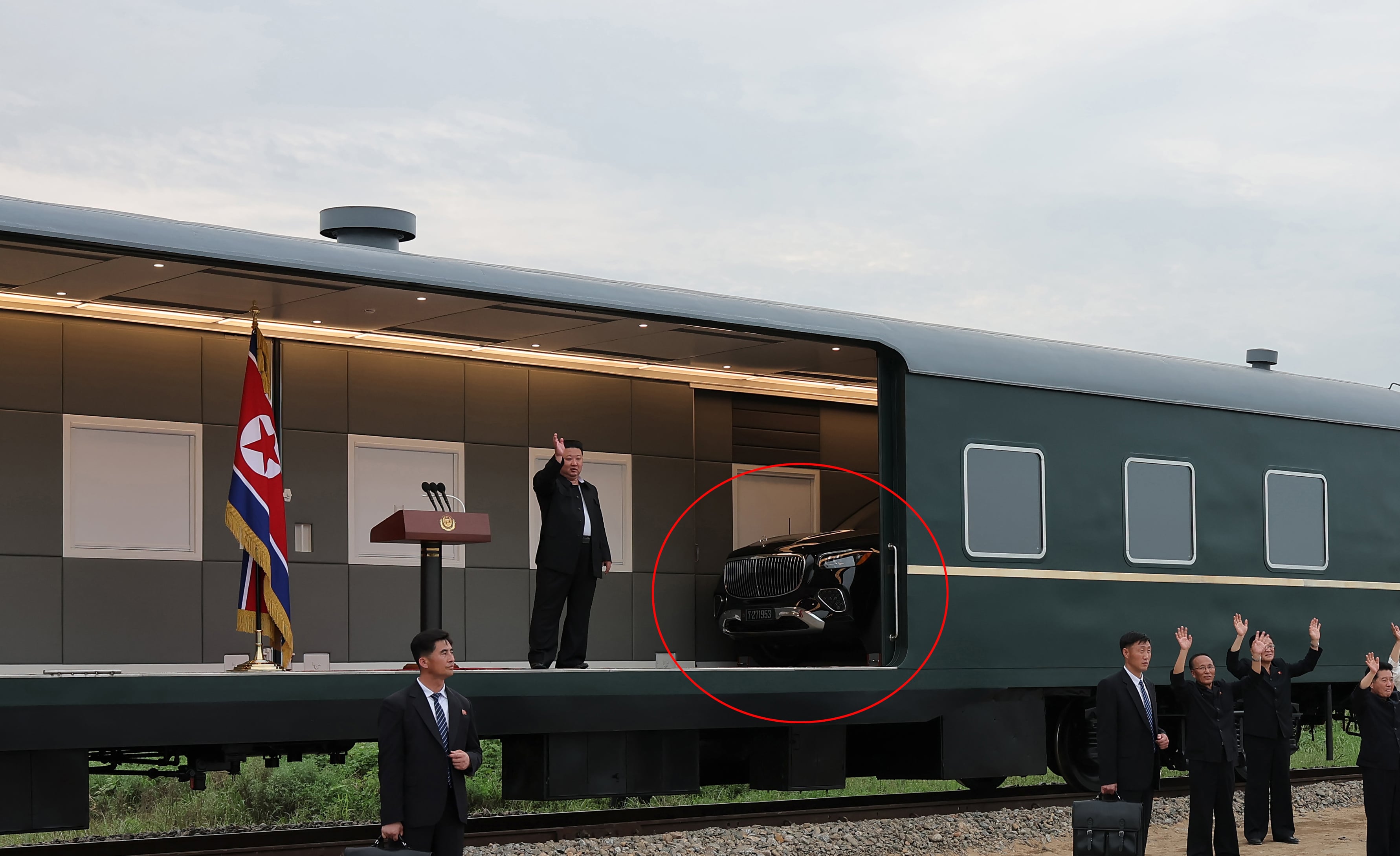 김정은 북한 국무위원장이 지난 8~9일 평안북도 의주군의 수해 현장을 재차 방문한 조선중앙통신 사진에서, 전용 열차 내부에 최신형 메르세데스-마이바흐 GLS 600 4MATIC 페이스리프트 모델로 추정되는 차량이 포착됐다. /조선중앙통신=연합뉴스