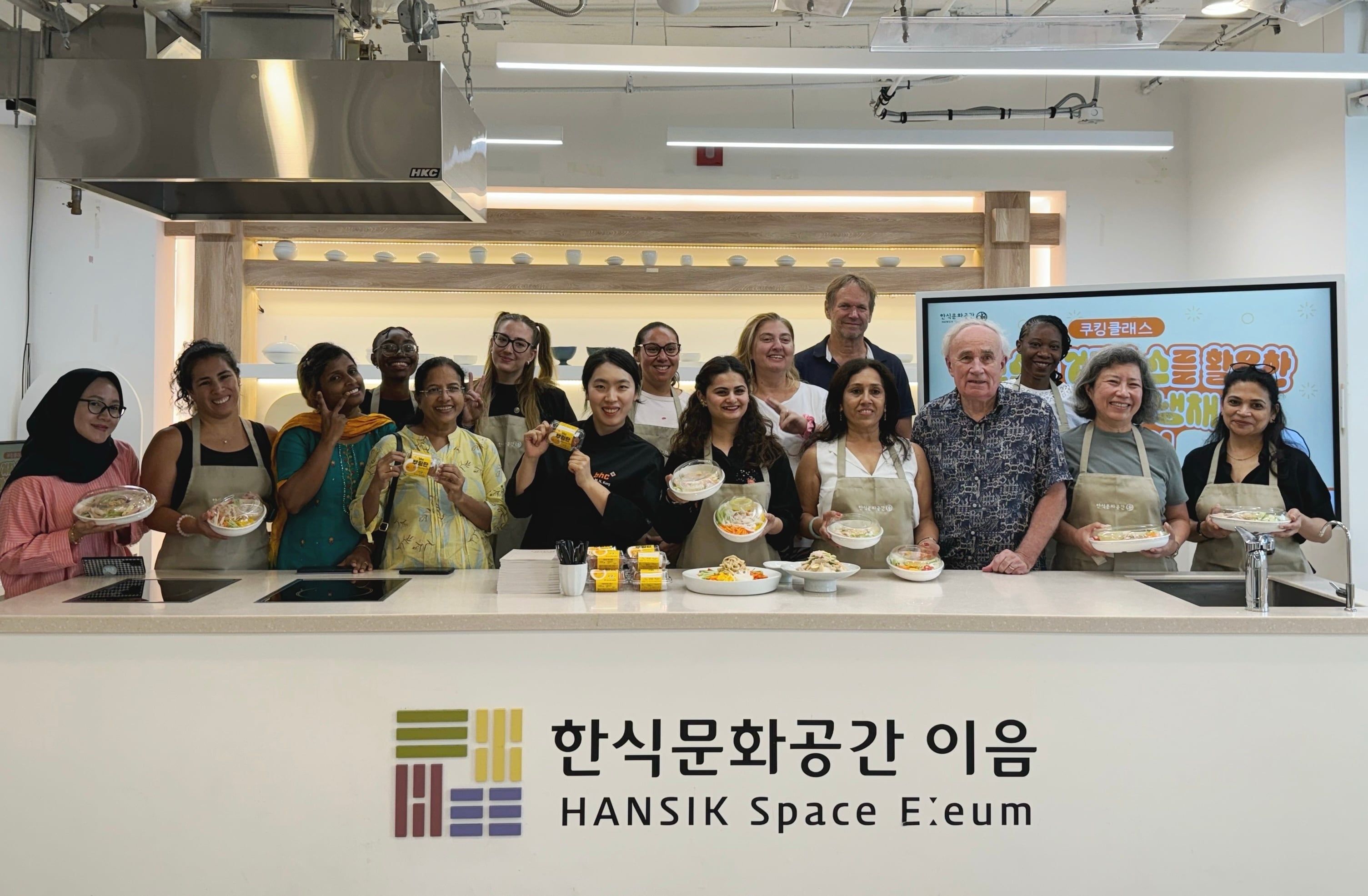 bhc 치킨, 한식진흥원과 외국인 대상 쿠킹 클래스 진행. /bhc 치킨 제공