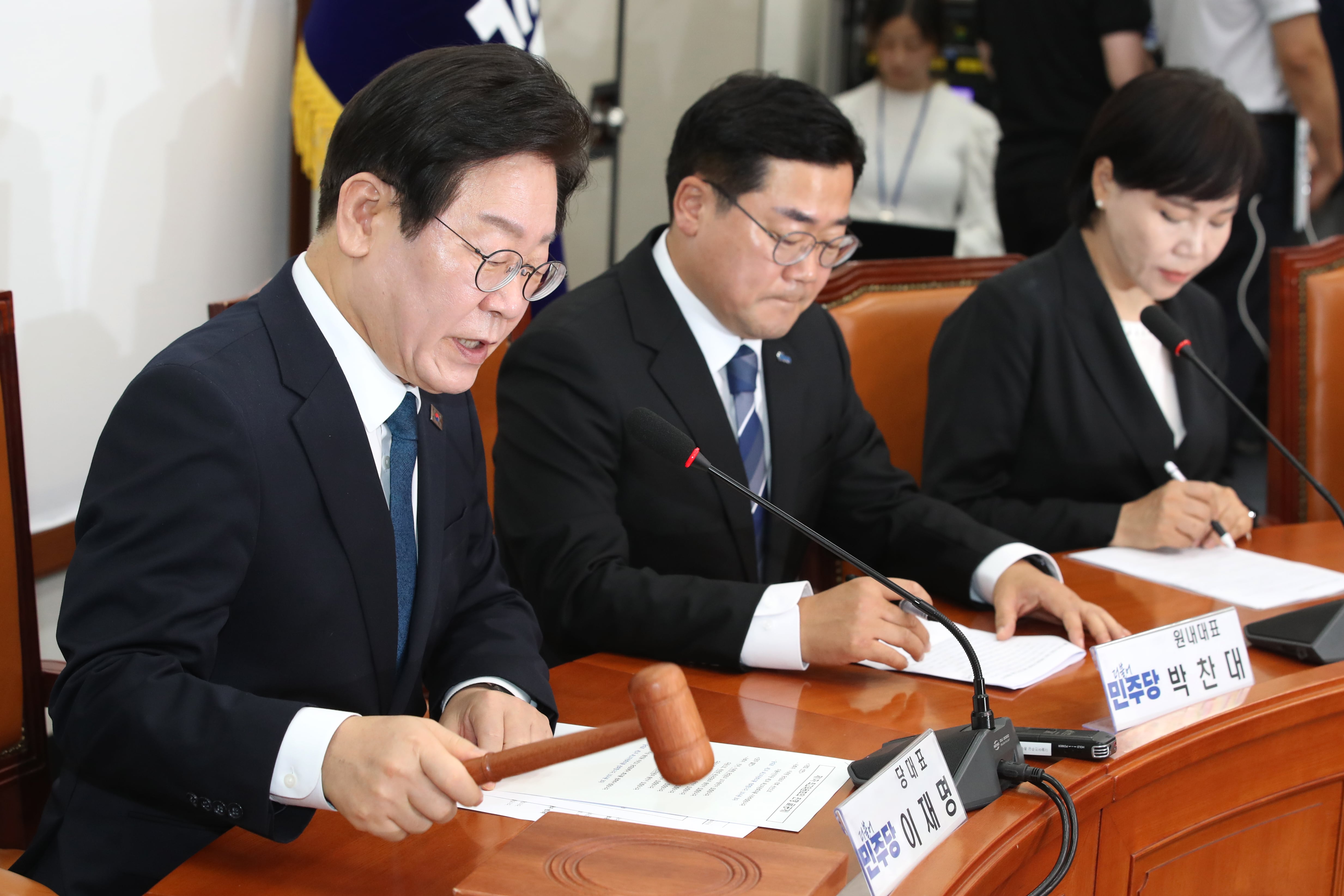 이재명 더불어민주당 대표가 19일 오전 서울 여의도 국회에서 열린 최고위원회의를 주재하고 있다. /뉴스1