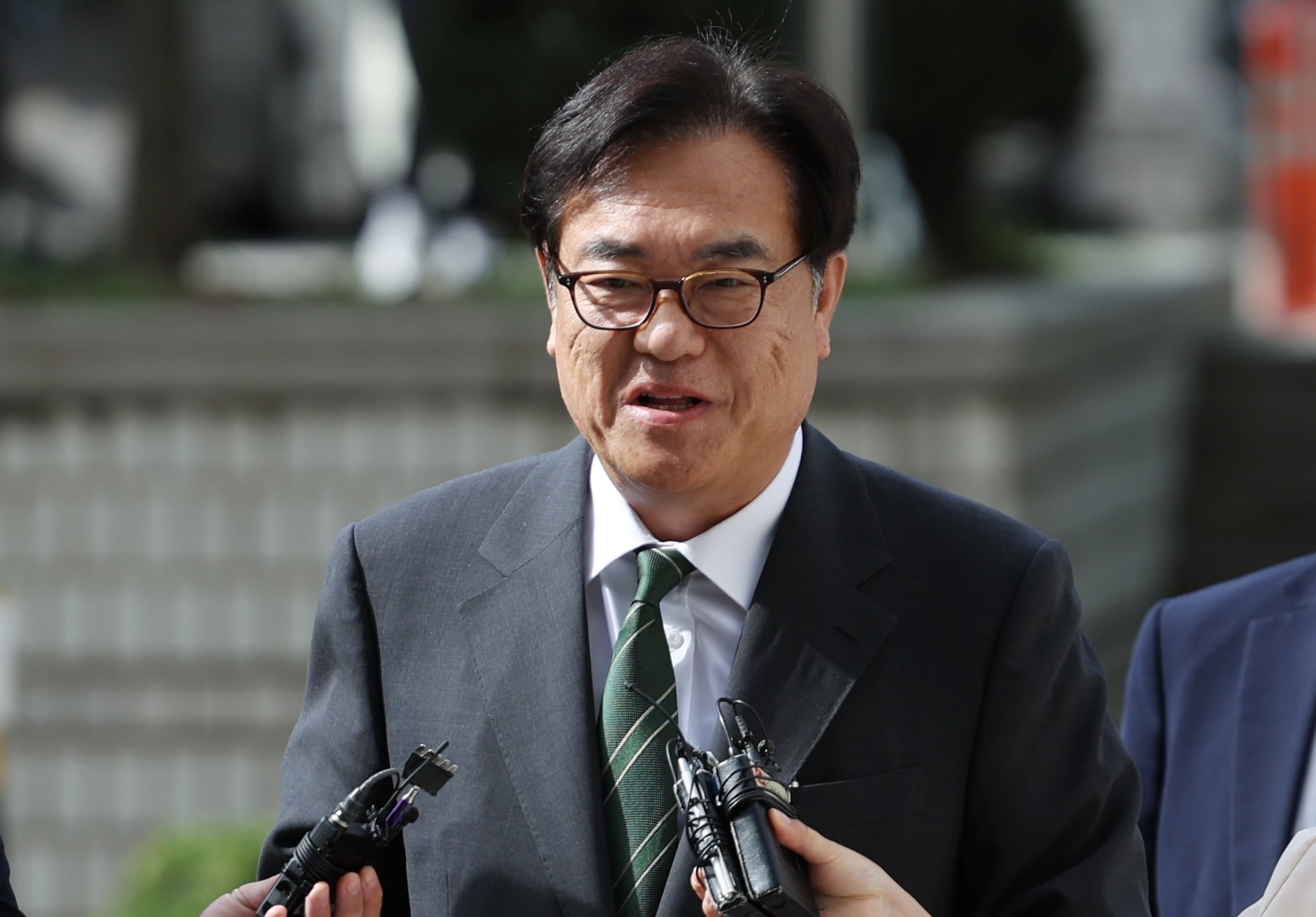 정진석 대통령실 비서실장이 27일 오후 서울 서초구 서울중앙지방법원에서 고(故) 노무현 전 대통령에 대한 명예훼손 혐의로 열린 항소심 선고에 출석하고 있다./뉴스1