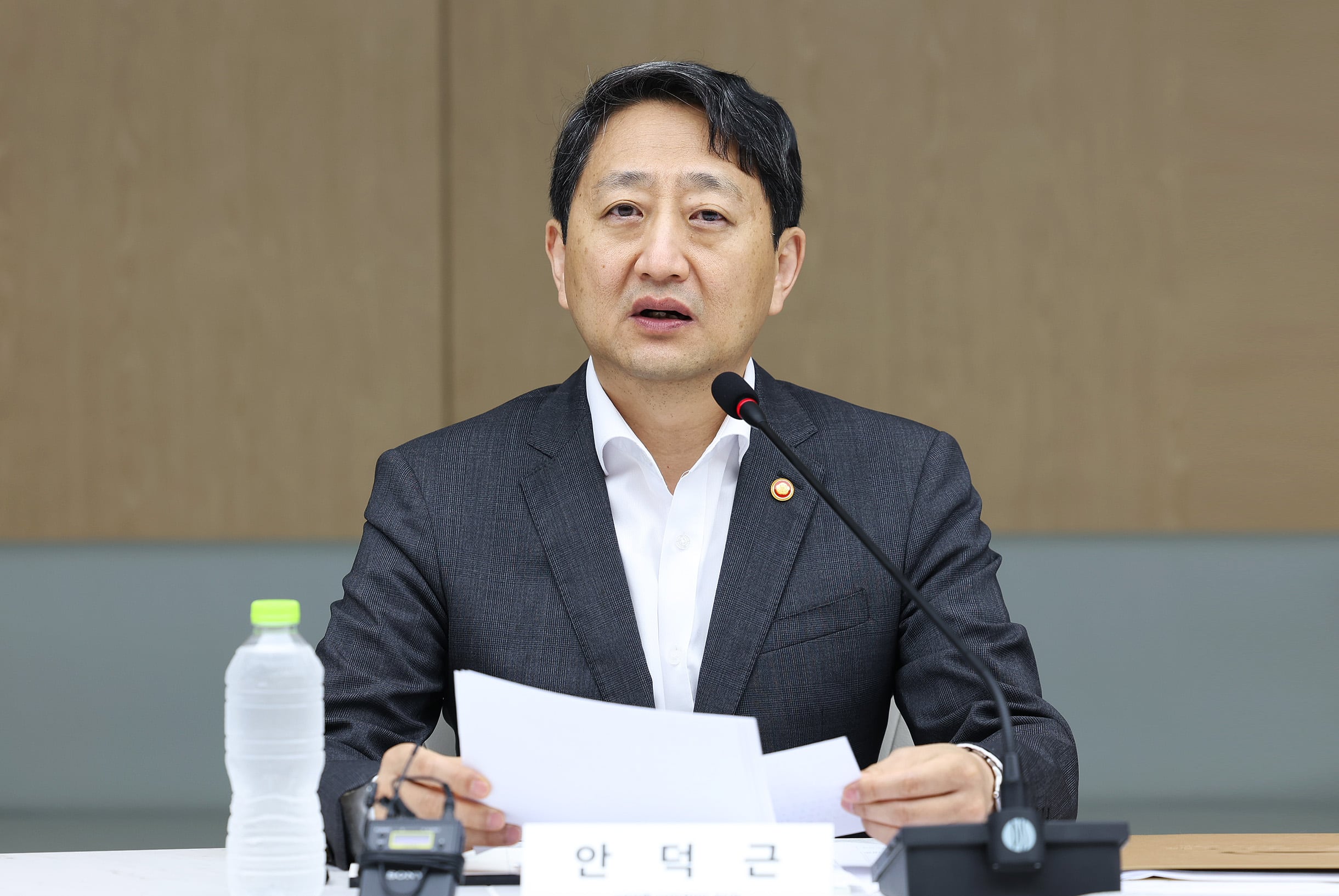 안덕근 산업통상자원부 장관이 28일 오전 서울 중구 대한상공회의소 EC룸에서 열린 제2차 AI 산업정책위원회를 주재하고 있다. /산업통상자원부 제공