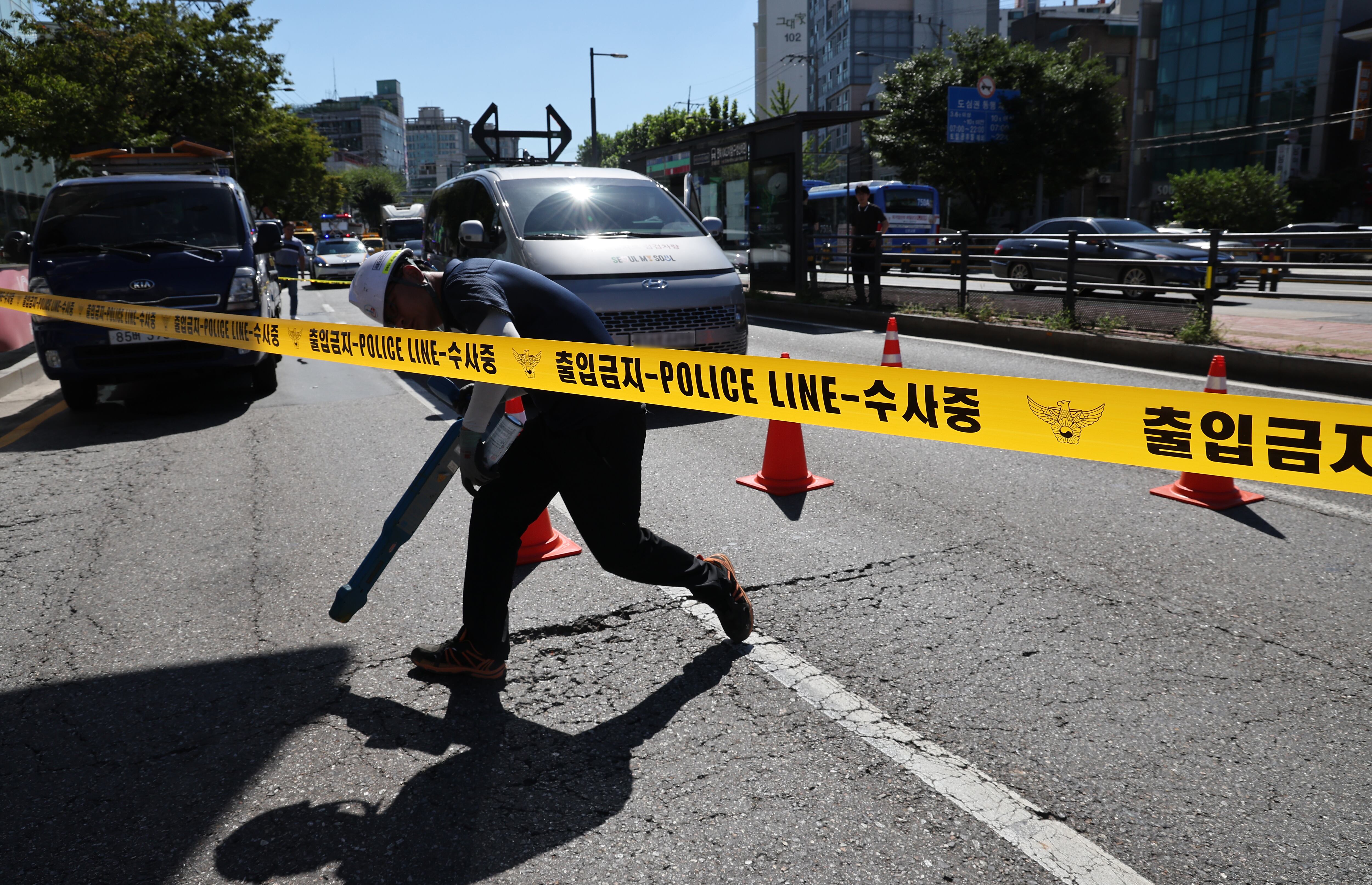 땅 꺼짐(싱크홀) 사고가 발생했던 서울 서대문구 연희동 성산로 인근에서 30일 오전 도로 침하가 발견돼 관계자들이 현장 조사를 하고 있다. /연합뉴스