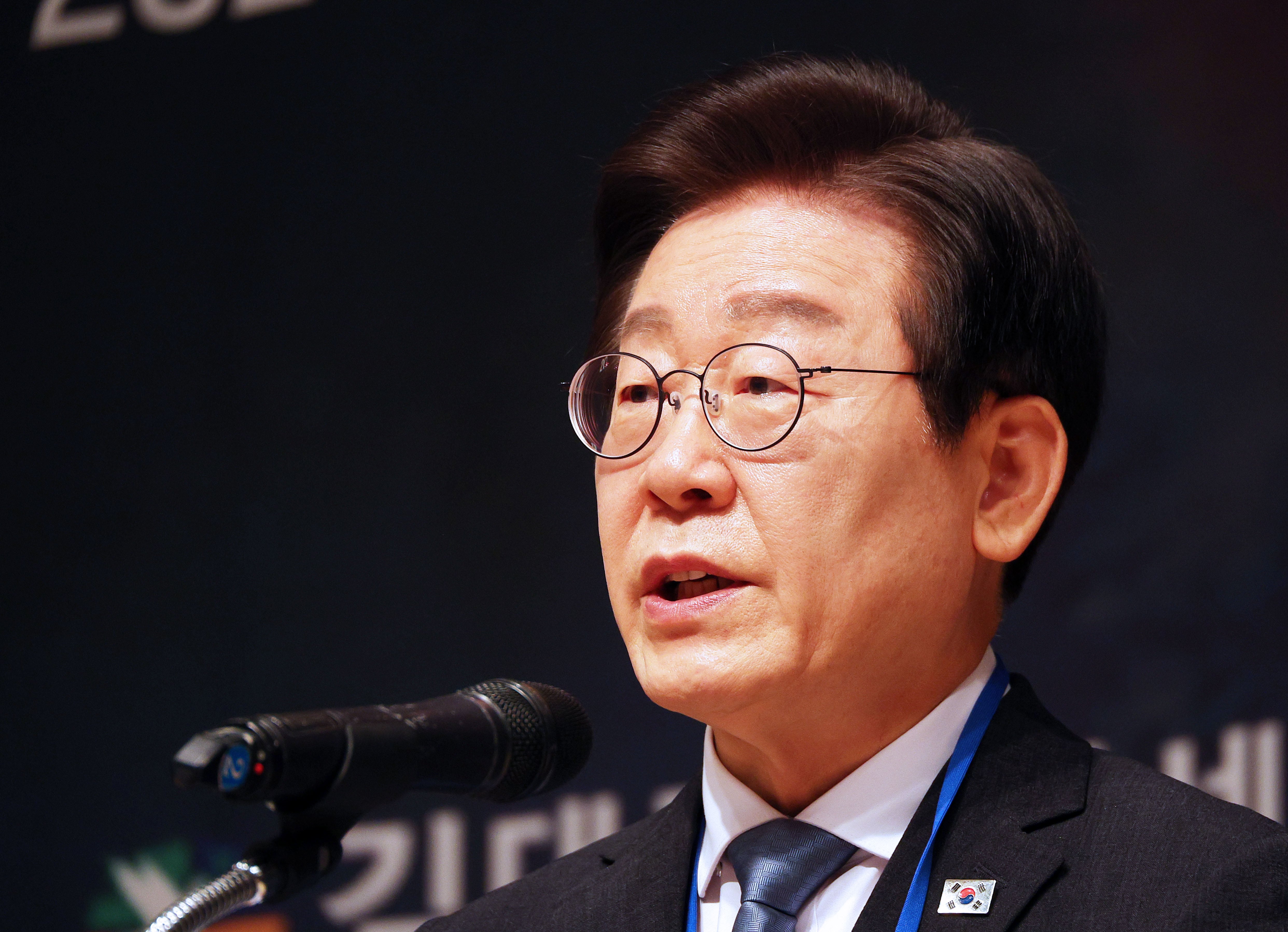 더불어민주당 이재명 대표가 21일 오전 서울 중구 프레스센터에서 열린 김대중 탄생 100주년 포럼 '격랑의 한반도, 대한민국의 길을 묻다'에서 축사하고 있다. /연합뉴스