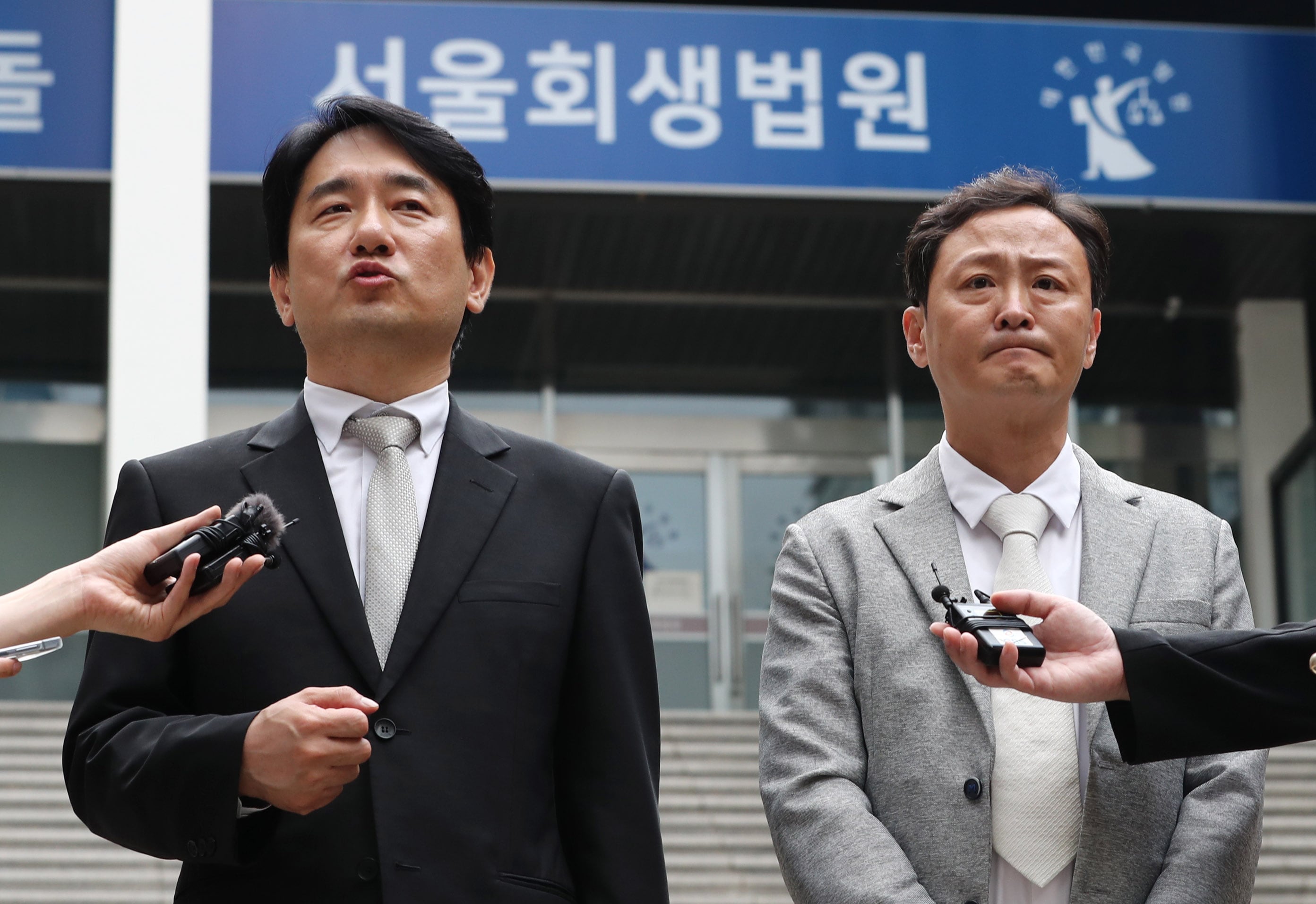류화현 위메프 대표(왼쪽)와 류광진 티몬 대표가 지난 13일 서초구 서울회생법원에서 열린 티몬·위메프 회생절차 협의회를 마치고 법원을 나서며 입장을 밝히고 있다. /뉴스1