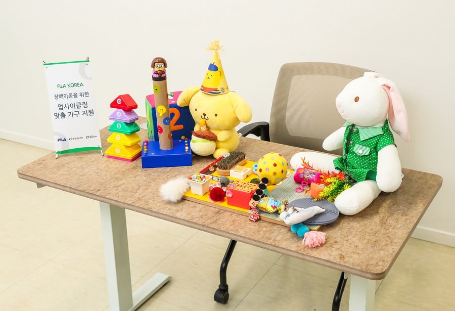 휠라홀딩스가 지속가능 경영 일환으로 폐의류를 업사이클링해 만든 장애아동 맟춤책상. /휠라홀딩스 제공