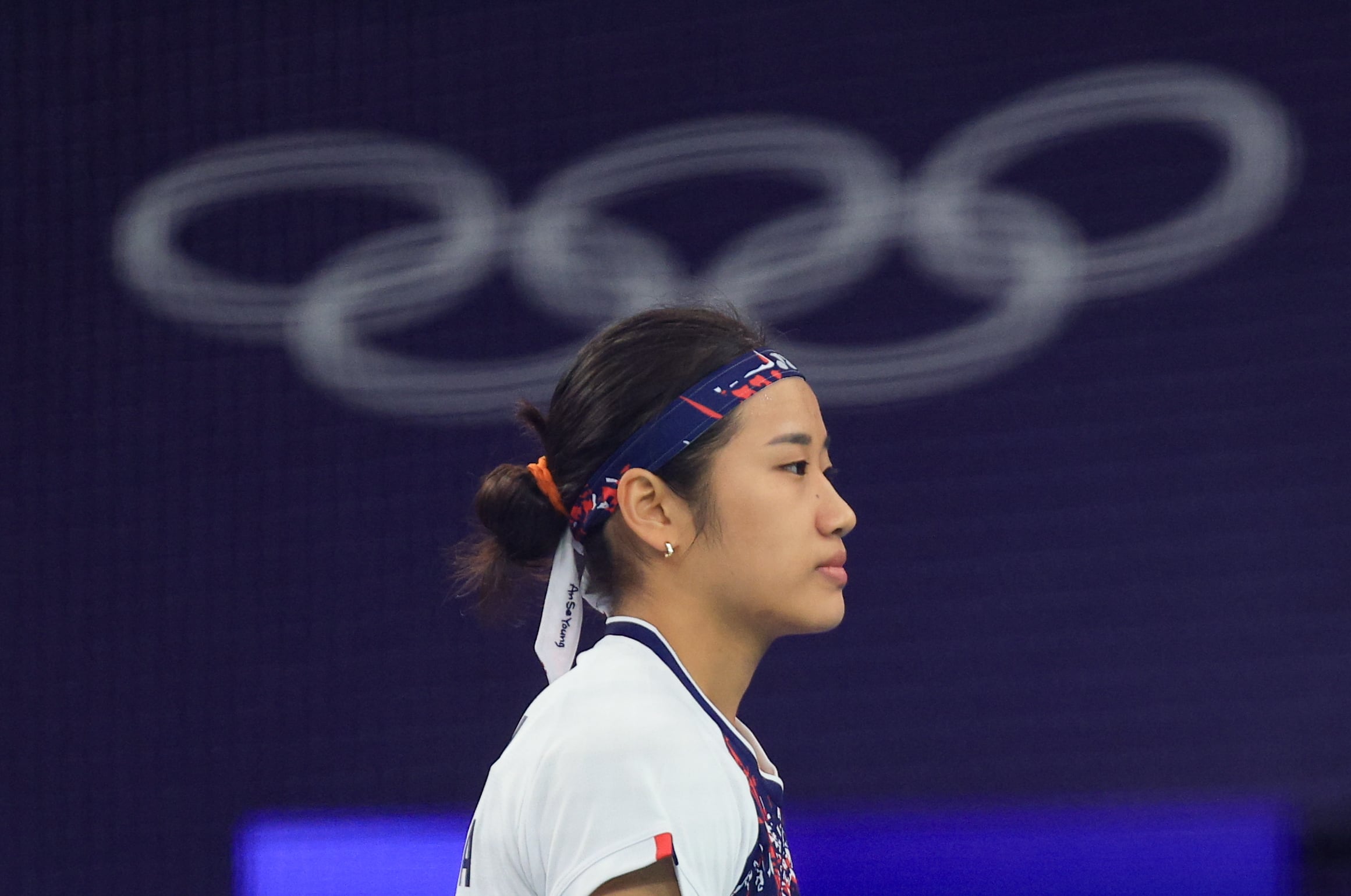 대한민국 배드민턴 대표팀 안세영이 지난 5일 오후(한국시간) 프랑스 파리 라 샤펠 아레나에서 열린 2024 파리올림픽 배드민턴 여자 단식 결승 중국의 허빙자오 선수와의 경기에서 출전하고 있다./뉴스1