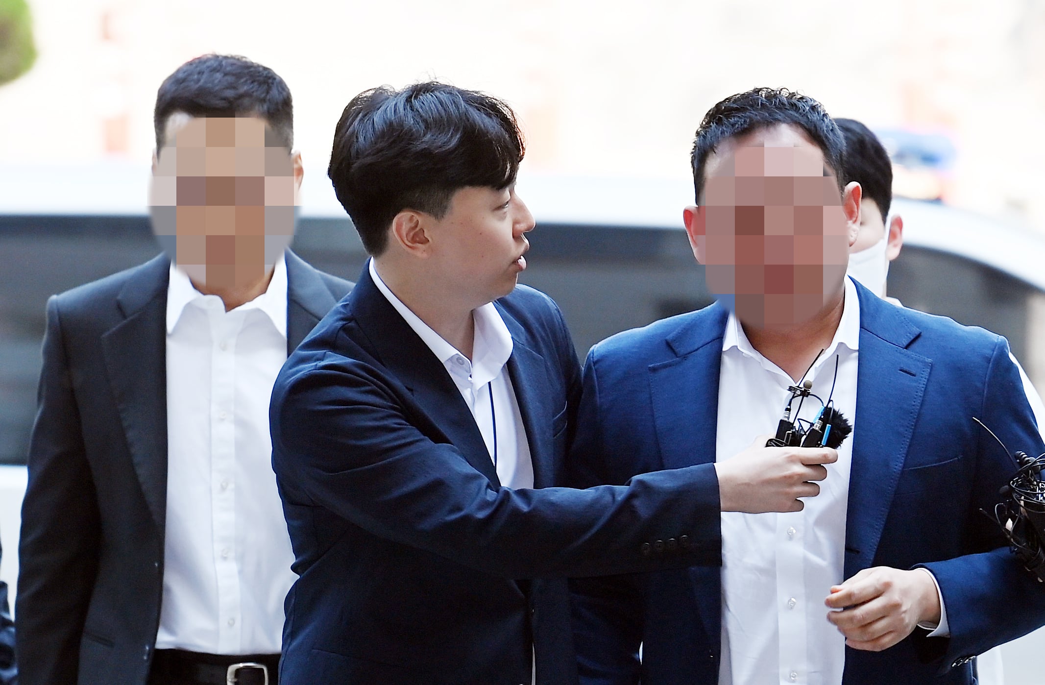 특정경제범죄 가중처벌에 관한 법률 위반(횡령·배임·재산국외도피) 등 혐의를 받는 이화그룹 김영준 회장(왼쪽)과 김성규 총괄사장(오른쪽)이 지난해 5월 11일 서울 서초구 서울중앙지방법원에 영장실질심사를 받기 위해 출석하고 있다./공동취재단 