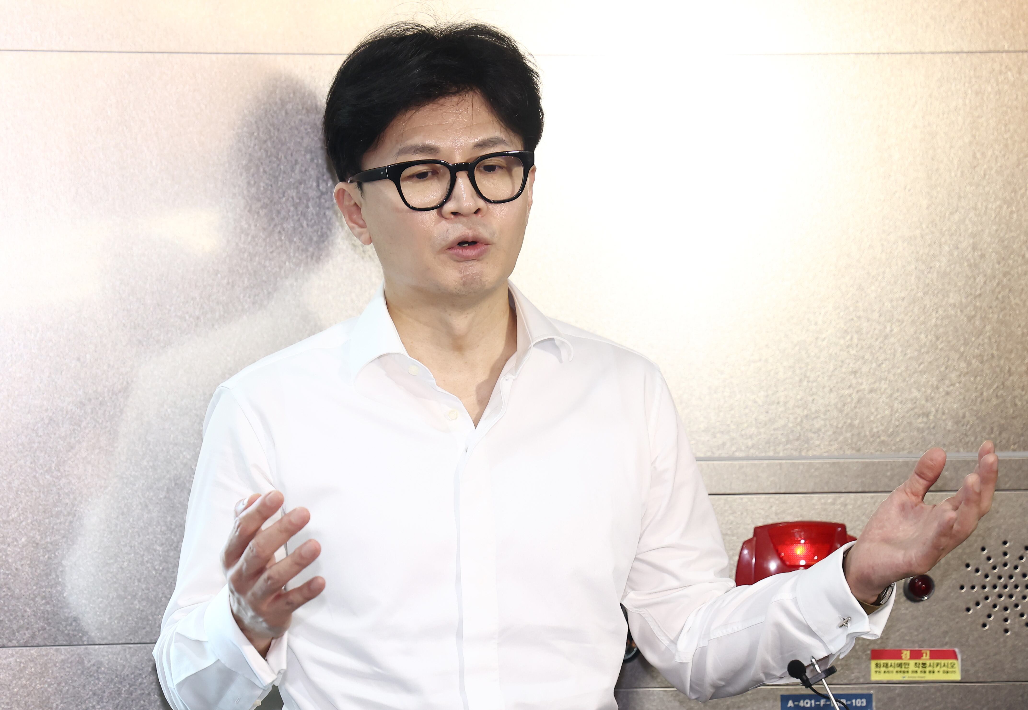 한동훈 국민의힘 대표가 30일 오전 인천 중구 인천국제공항공사 인재개발원에서 열린 2024 국민의힘 국회의원 연찬회를 마치고 취재진 질의에 답변하고 있다. /뉴스1
