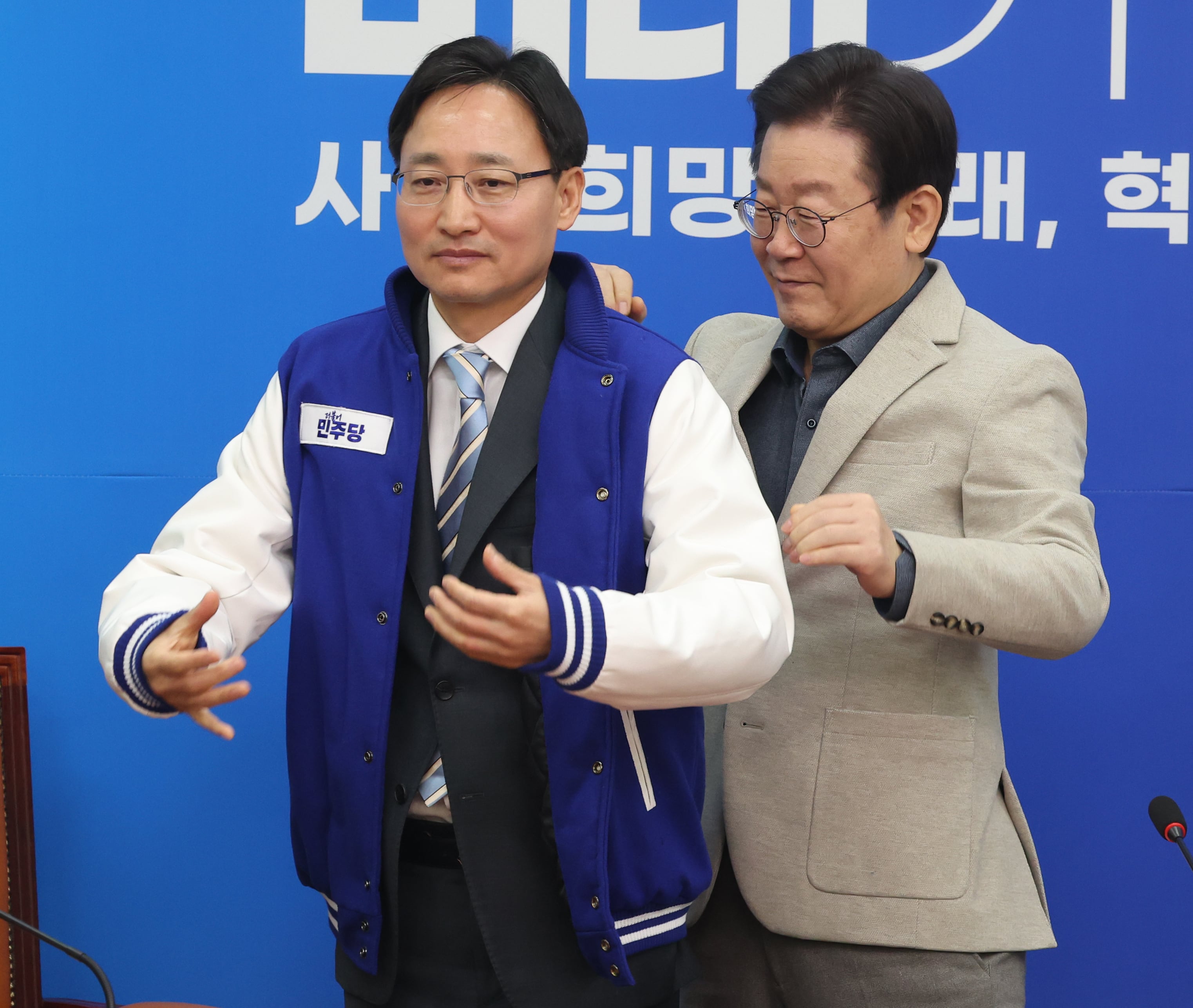 이재명 더불어민주당 대표가 지난 2월 16일 서울 여의도 국회에서 열린 20,21,22차 인재환영식에서 임광현 전 국세청 차장에게 민주당 옷을 선물하고 있다. /뉴스1