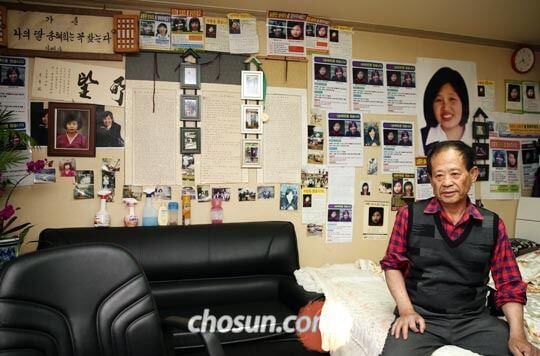 전국을 누비며 실종된 딸을 찾은 송길용씨가 딸 혜희양의 사진과 전단을 가득 붙여 놓은 경기도 평택의 단칸방에서 딸에 대해 얘기하고 있다. /조선DB