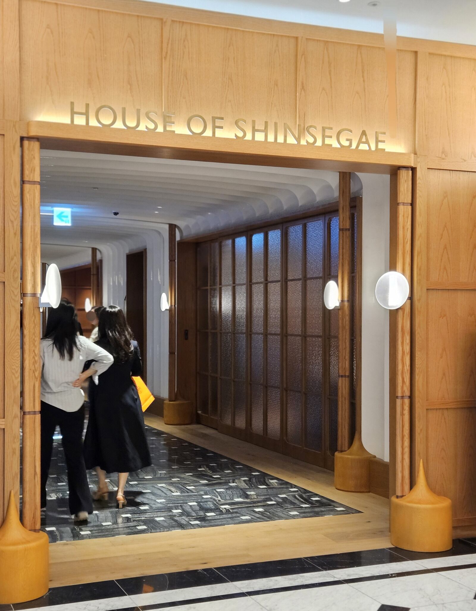 신세계백화점이 28일 서울 서초구 신세계백화점 강남점 '하우스 오브 신세계(House of Shinsegae)'에 편집숍 '분더샵 메자닌'을 오픈한다고 밝혔다. 사진은 신세계백화점 강남점 '하우스 오브 신세계' 입구 전경. /신세계백화점 제공