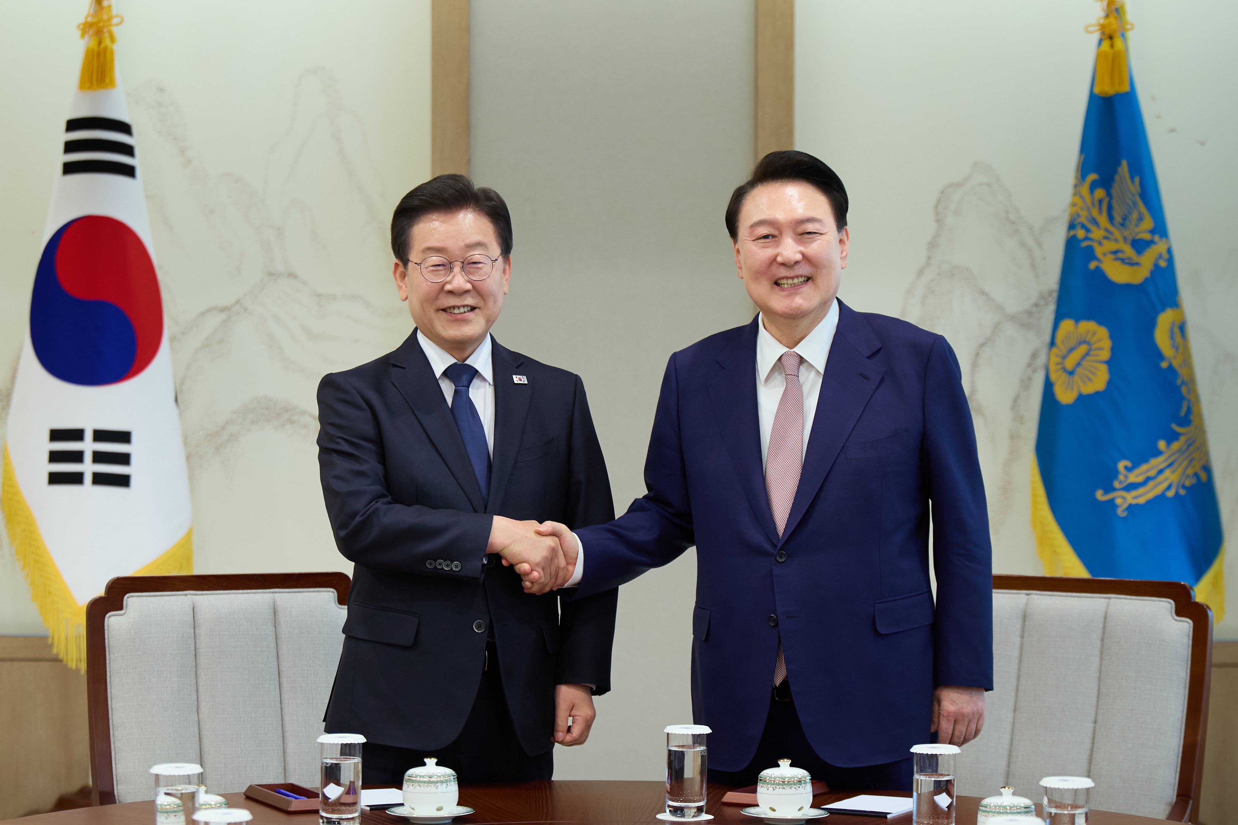 윤석열 대통령과 이재명 더불어민주당 대표가 지난 4월 29일 용산 대통령실 청사에서 열린 첫 영수회담에서 악수를 나누고 있다. /뉴스1