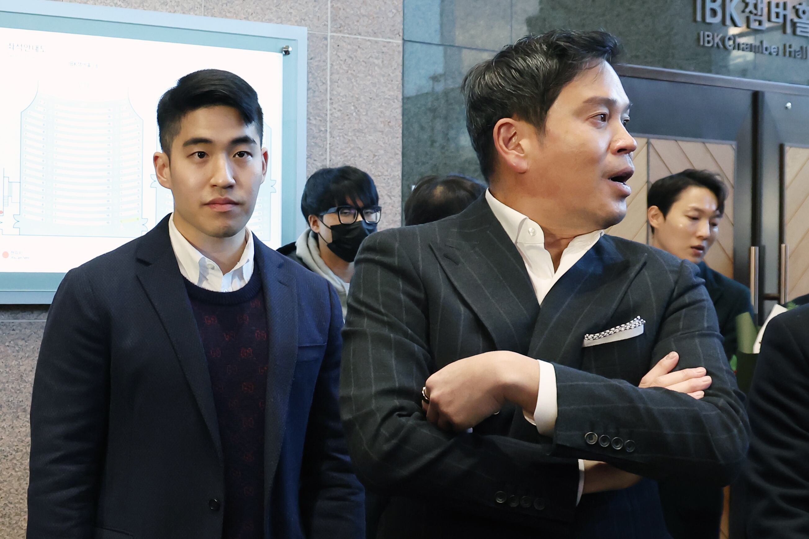 정용진 신세계그룹 부회장이 지난 2023년 12월 23일 오후 서울 서초구 예술의 전당에서 열린 배우자 한지희 씨의 플루트 독주회가 끝난 뒤 장남 정해찬 씨와 나란히 서 한지희 씨를 기다리고 있다. /뉴스1