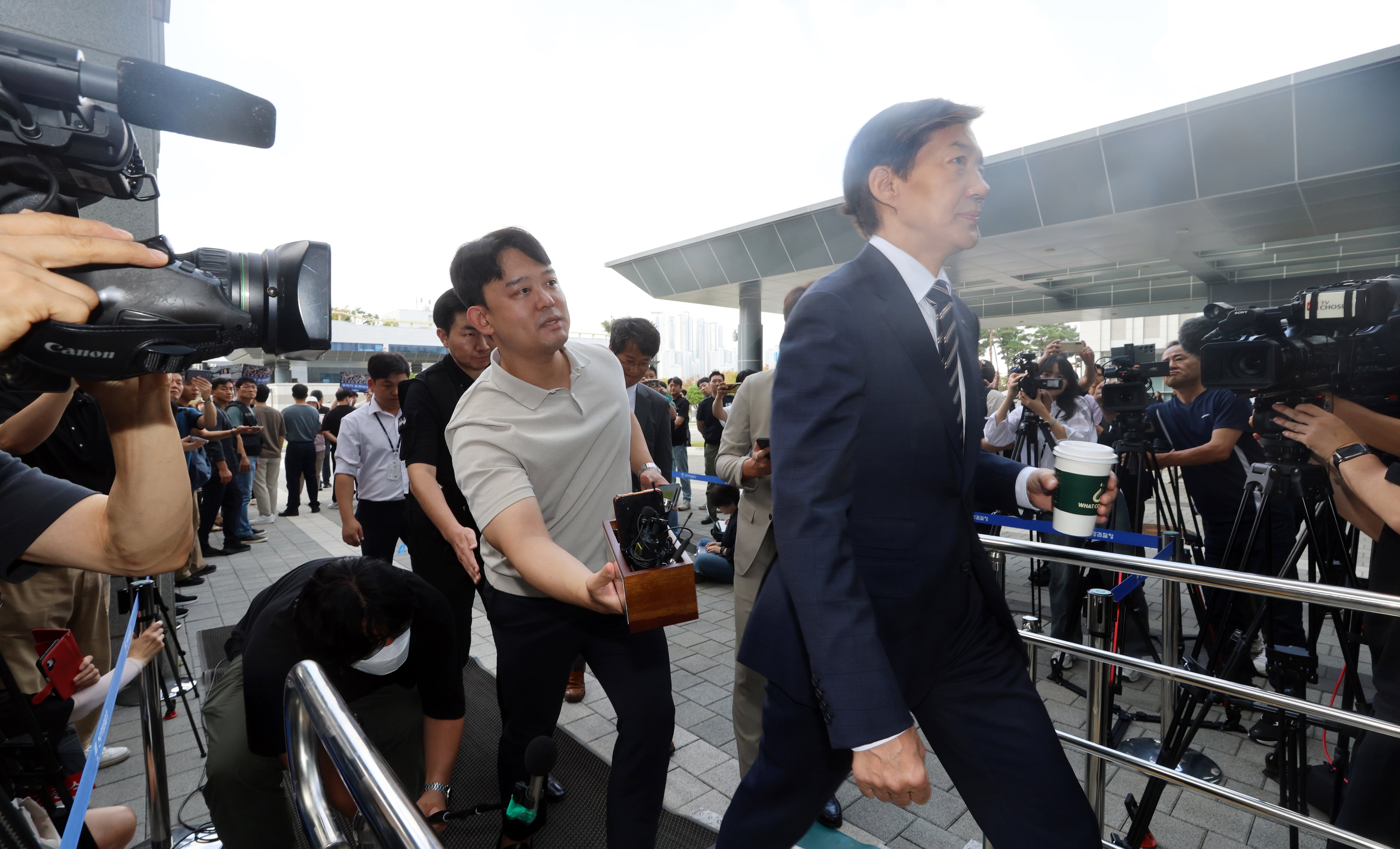 조국혁신당 조국 대표가 31일 오전 참고인 신분으로 검찰 조사를 받기 위해 전주지검 청사로 들어가고 있다. /연합뉴스