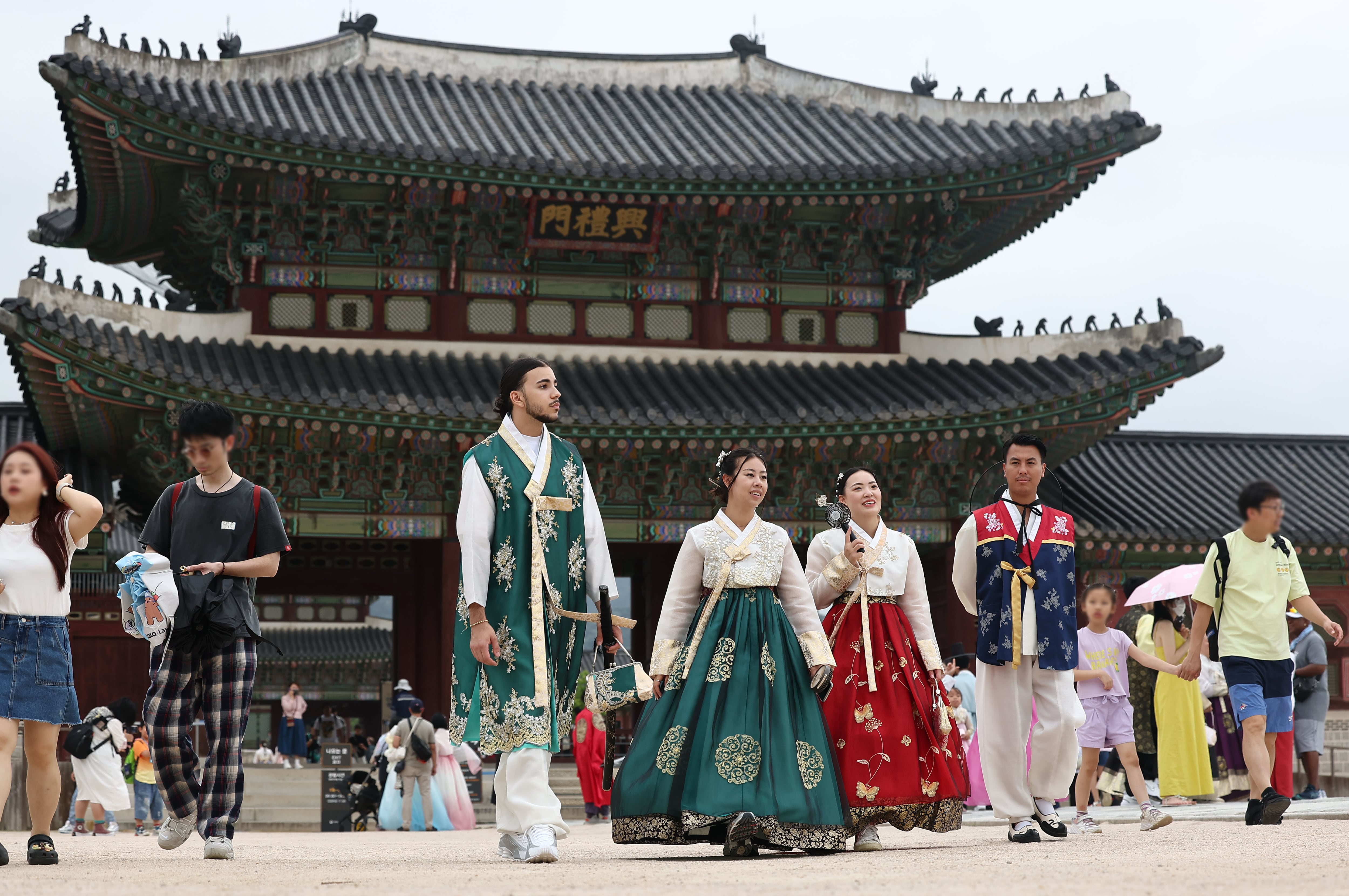 29일 오후 서울 경복궁을 찾은 관광객들이 걸어가고 있다. /연합뉴스