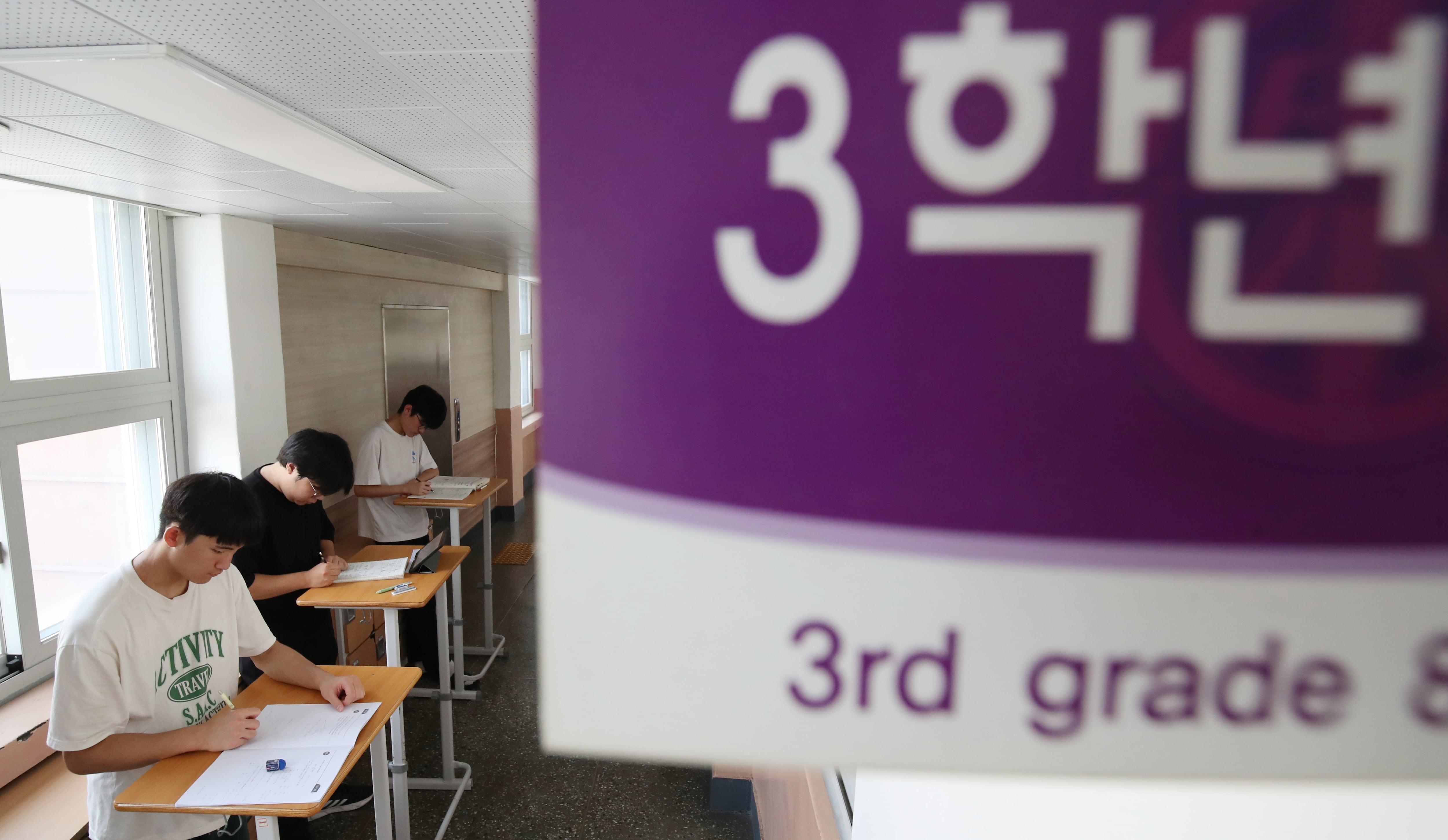 2025학년도 대학수학능력시험을 101일 앞둔 지난 5일 대전 동산고등학교에서 고3 수험생이 복도에서 공부를 하고 있다. /뉴스1