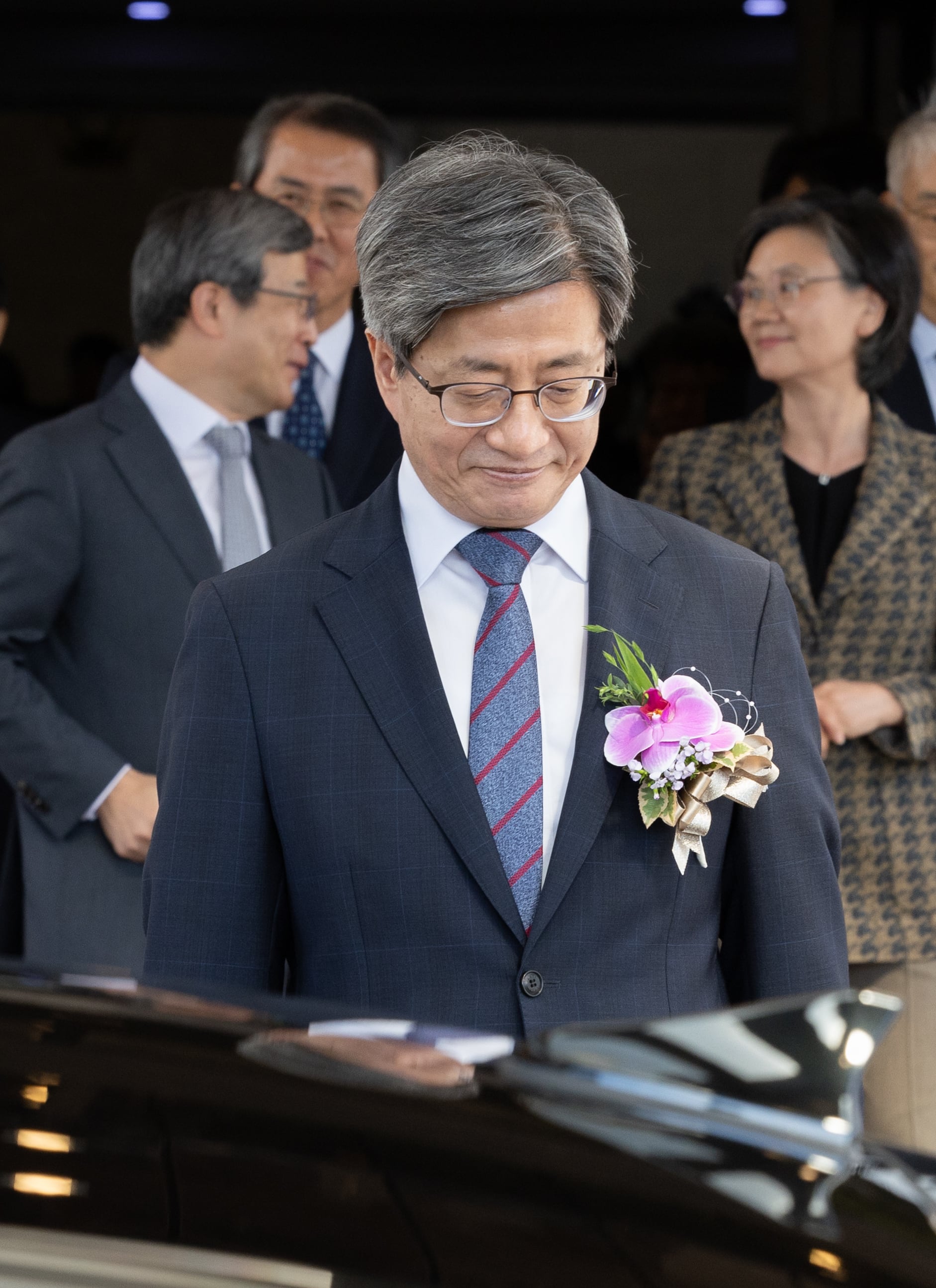 김명수 대법원장이 지난해 9월 오전 서울 서초구 대법원에서 열린 퇴임식을 마친 후 차량으로 향하고 있다./뉴스1