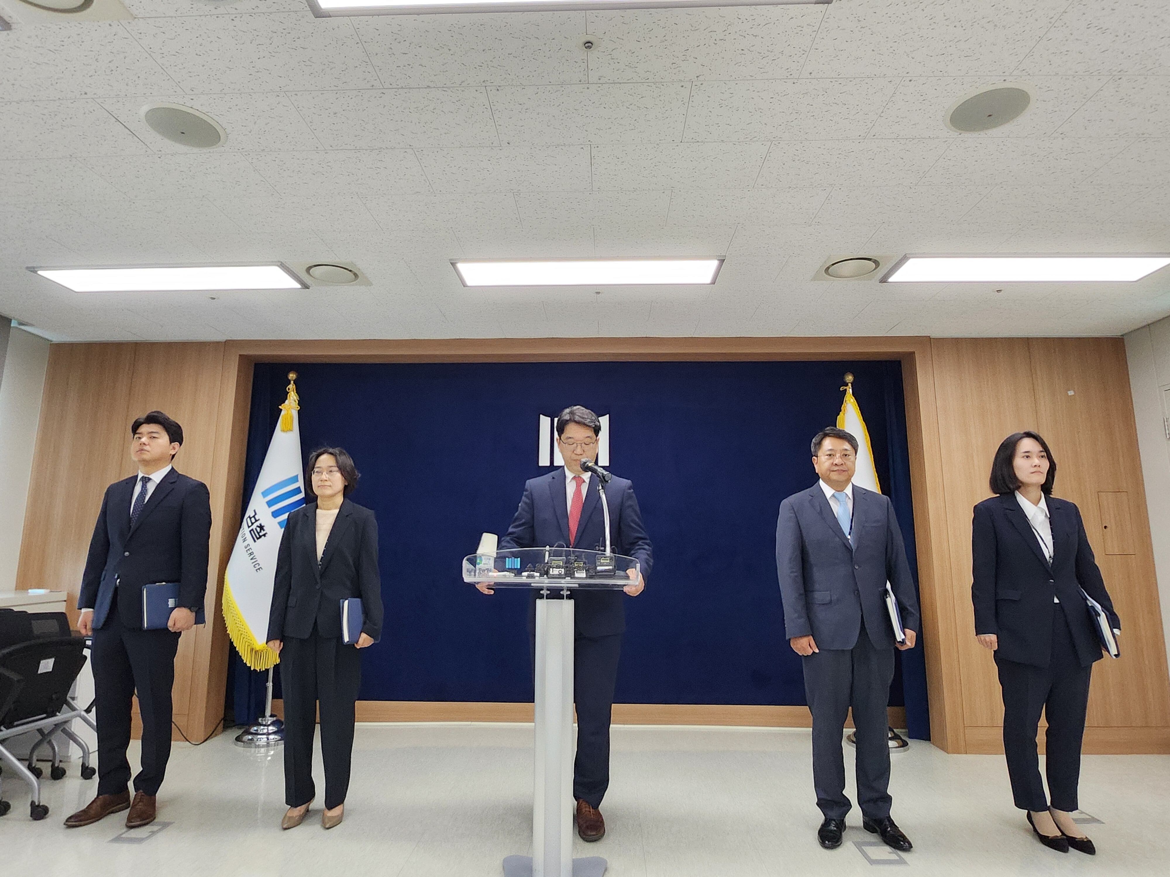 수원지검 공보관 황우진 부장검사가 14일 수원지검 브리핑룸에서 1000만명 구독자를 보유한 먹방 유튜버 '쯔양'에 대한 공갈 혐의 등을 받는 유튜버 4명을 기소한 사건에 대해 기자회견을 하고 있다. / 뉴스1