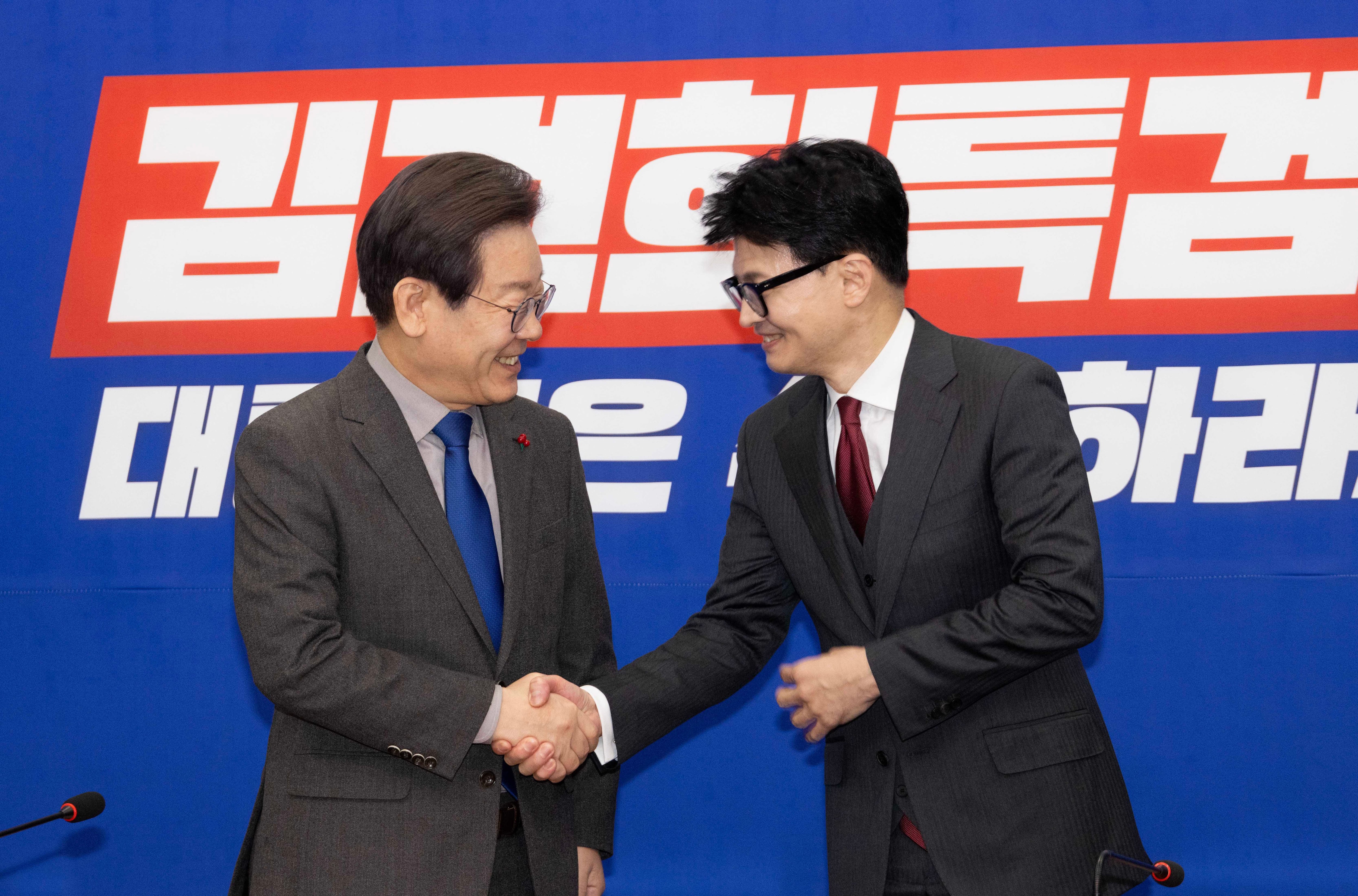지난해 12월 29일 한동훈 당시 국민의힘 비상대책위원장과 이재명 더불어민주당 대표가 서울 여의도 국회 민주당 대표실에서 회동을 하고 있다. /뉴스1