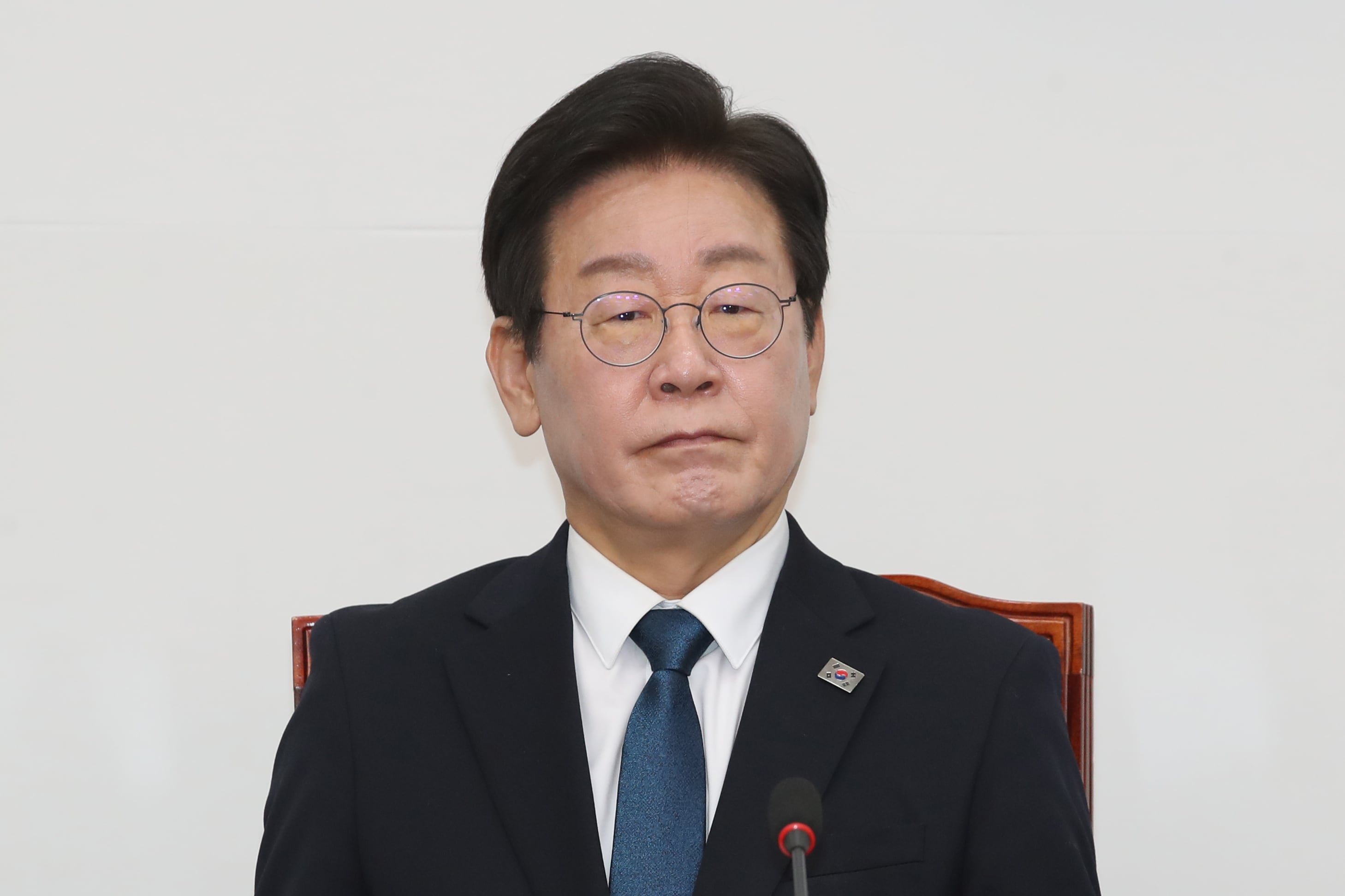 이재명 더불어민주당 대표가 19일 오전 서울 여의도 국회에서 열린 최고위원회의에서 생각에 잠겨있다. /뉴스1 