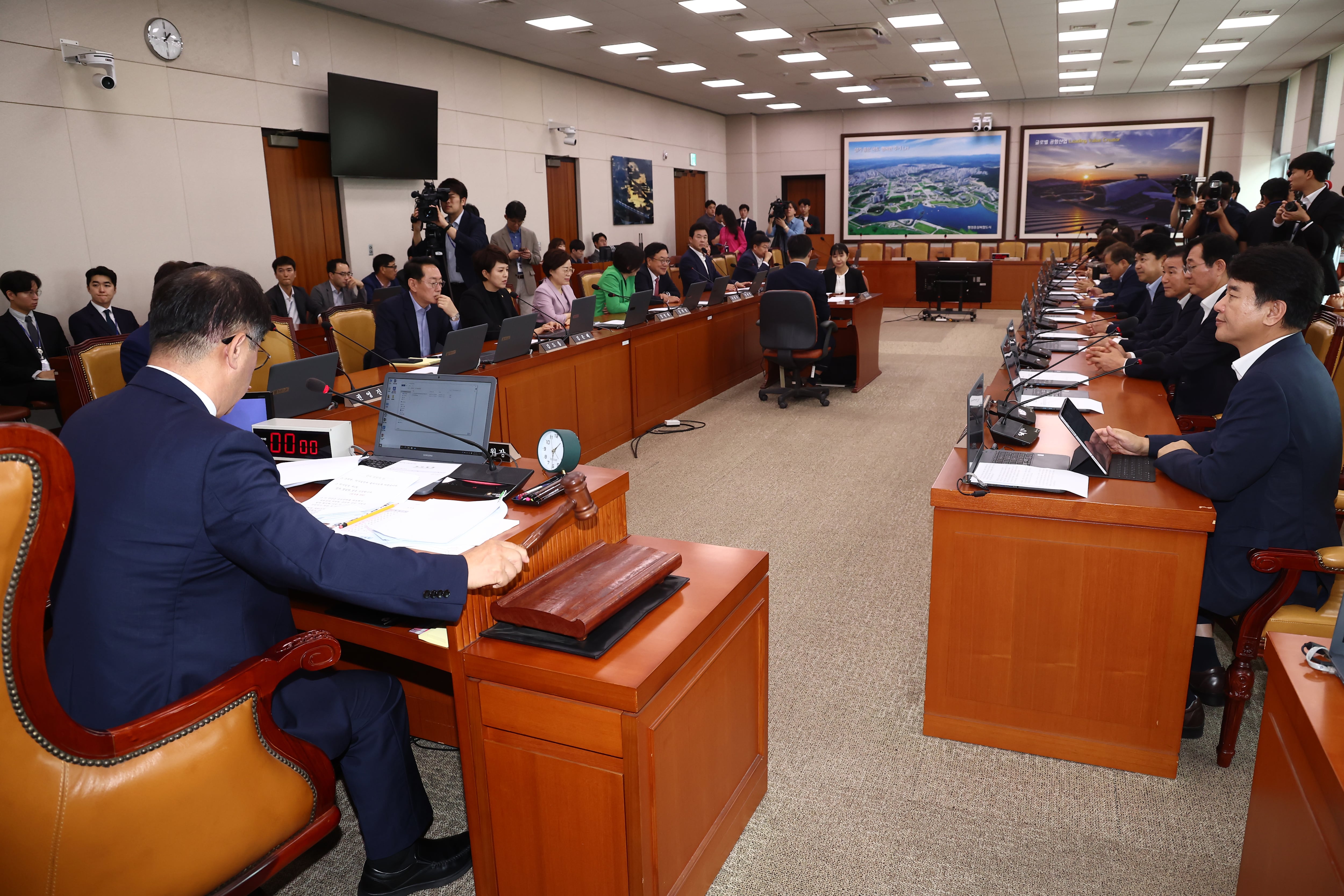 맹성규 국회 국토교통위원장이 2024년 7월 3일 오후 서울 여의도 국회 국토교통위원회에서 열린 국토교통위원회 4차 전체회의에서 개의를 알리며 의사봉을 두드리고 있다. /뉴스1
