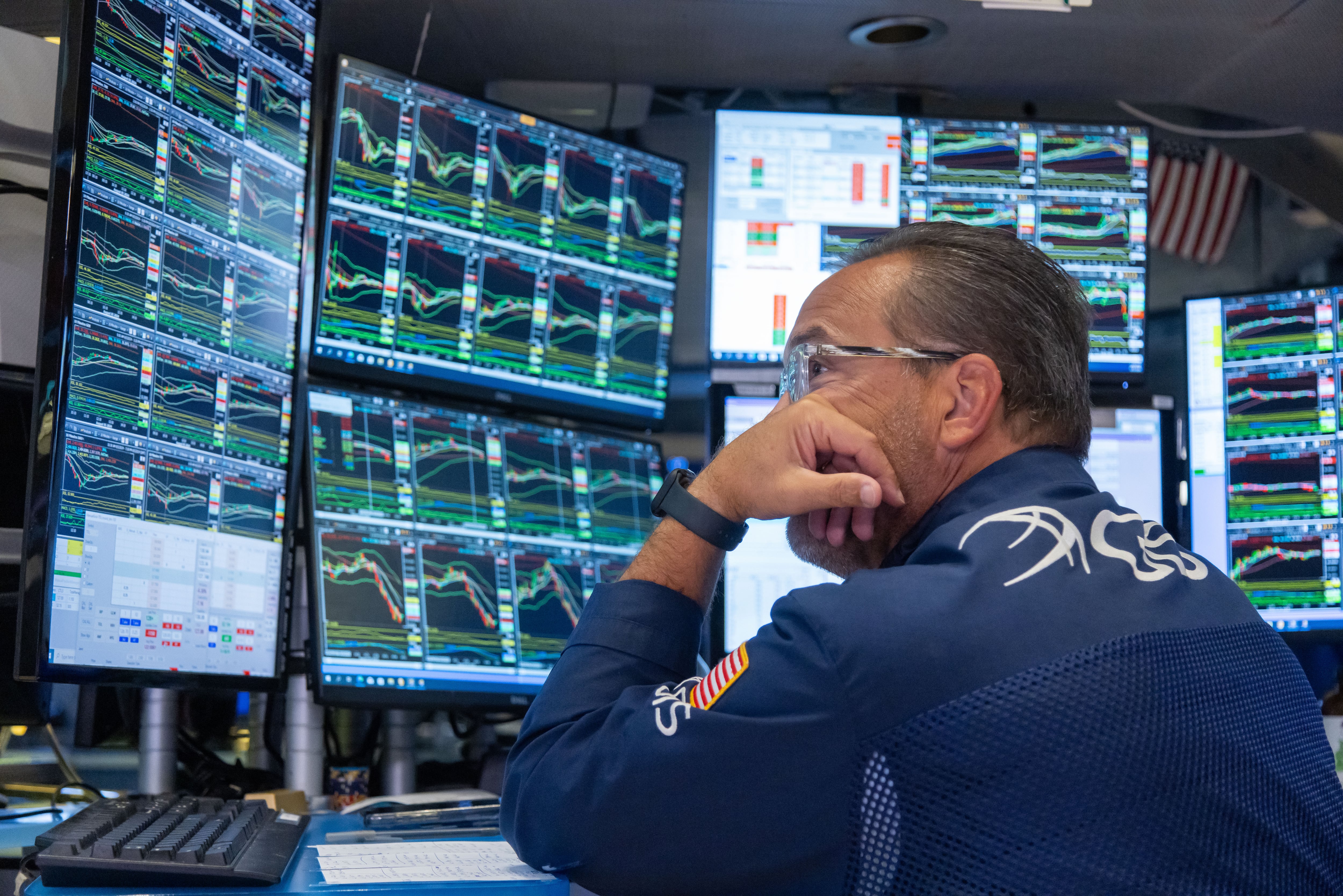 지난 5일(현지시간) 미국 뉴욕 증권거래소(NYSE)에서 한 트레이더가 시황판을 쳐다보고 있다./연합뉴스 