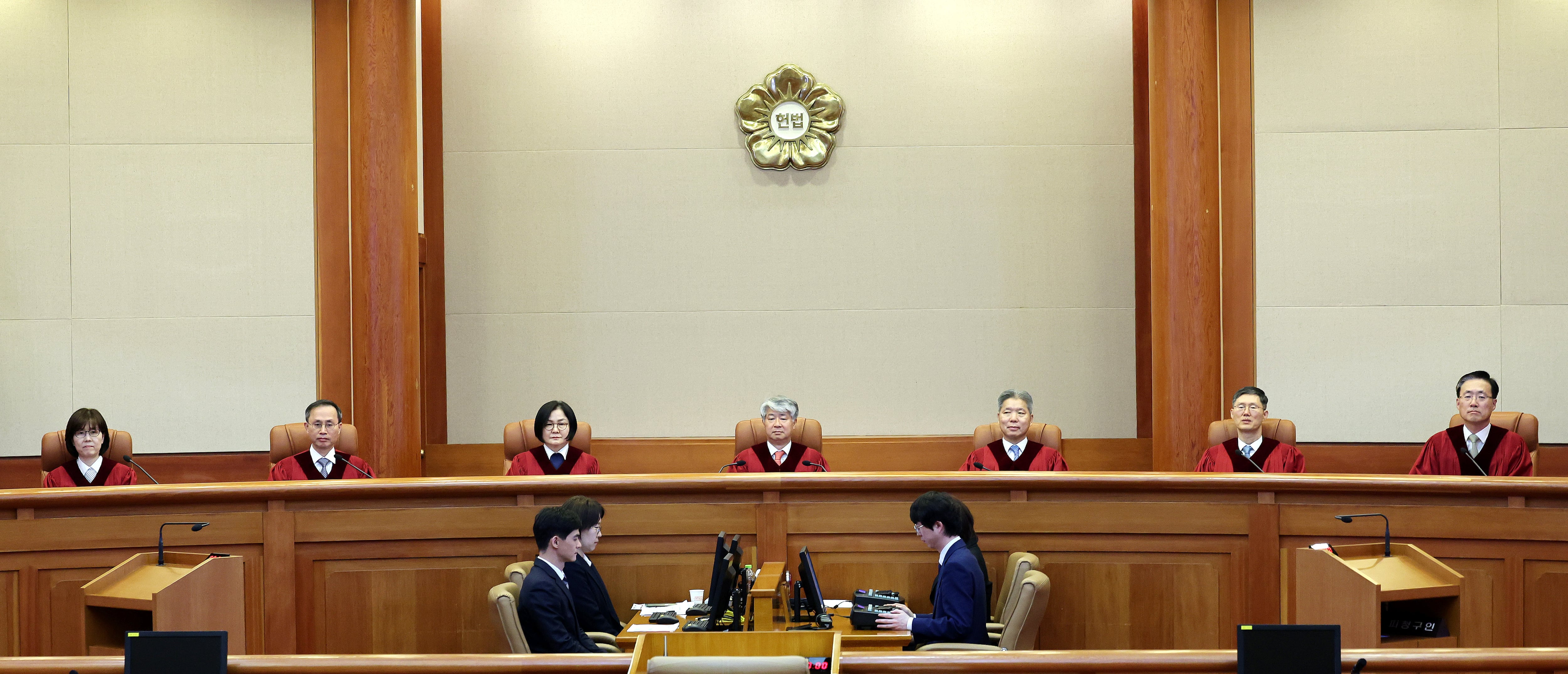 이종석 헌법재판소장을 비롯한 헌법재판관들이 4월 25일 유류분 제도 위헌법률심판 및 헌법소원 선고에 참석하고 있다. / 뉴스1