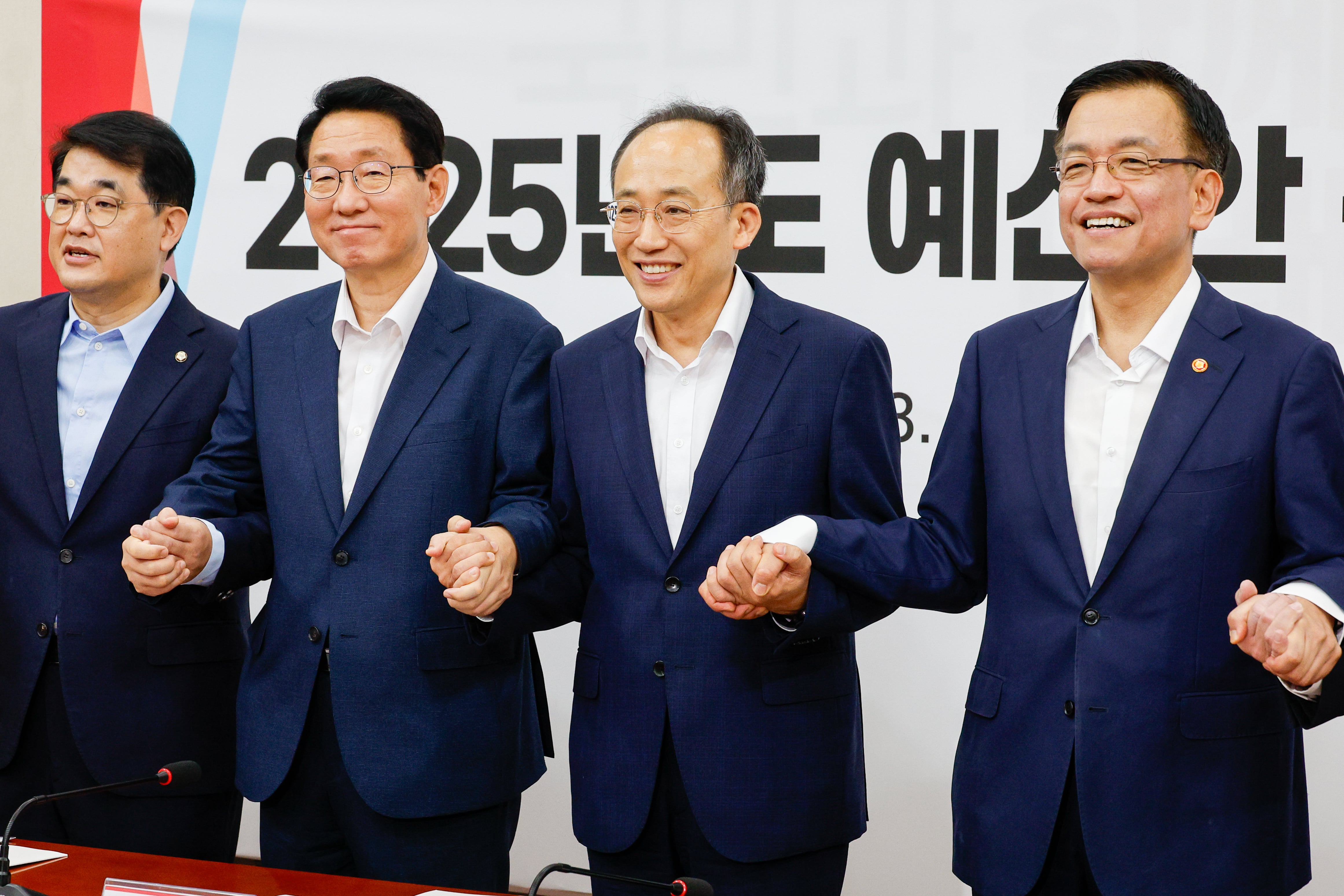 추경호 국민의힘 원내대표와 최상목 경제부총리 겸 기획재정부 장관이 20일 오전 서울 여의도 국회에서 열린 2025년도 예산안 관련 당·정협의회에 참석해 기념 촬영하고 있다. /뉴스1