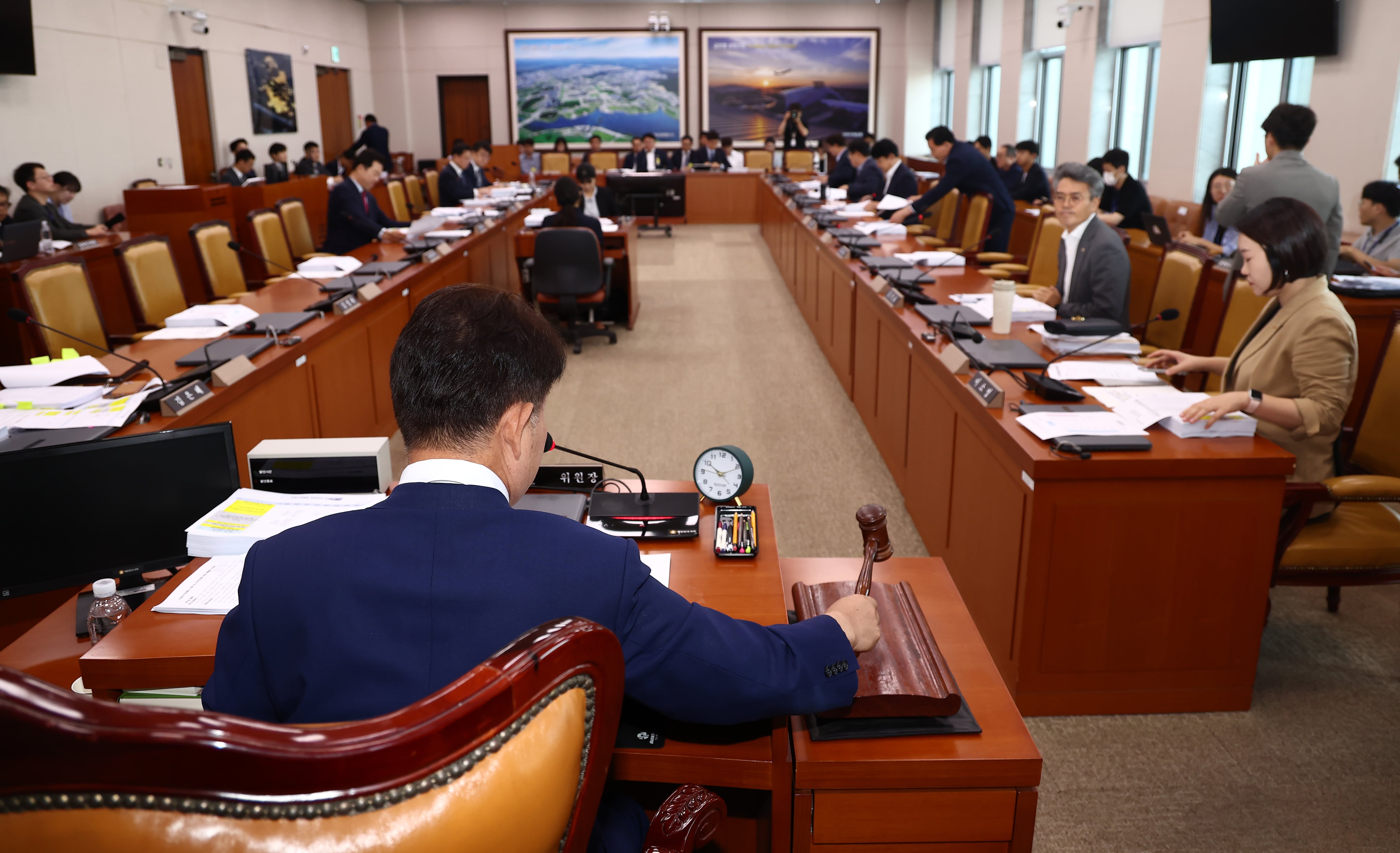 국민의힘 소속 권영진 국토교통위원회 국토법안심사소위원장이 20일 오전 서울 여의도 국회에서 열린 전세사기피해자 지원 및 주거 안정에 관한 특별법 일부개정법률안 관련 국토법안심사소위원회에서 의사봉을 두드리고 있다. /뉴스1