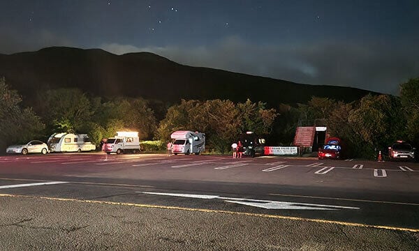 지난달 야간 한라산국립공원 내 주차장에 세워진 캠핑카들./연합뉴스
