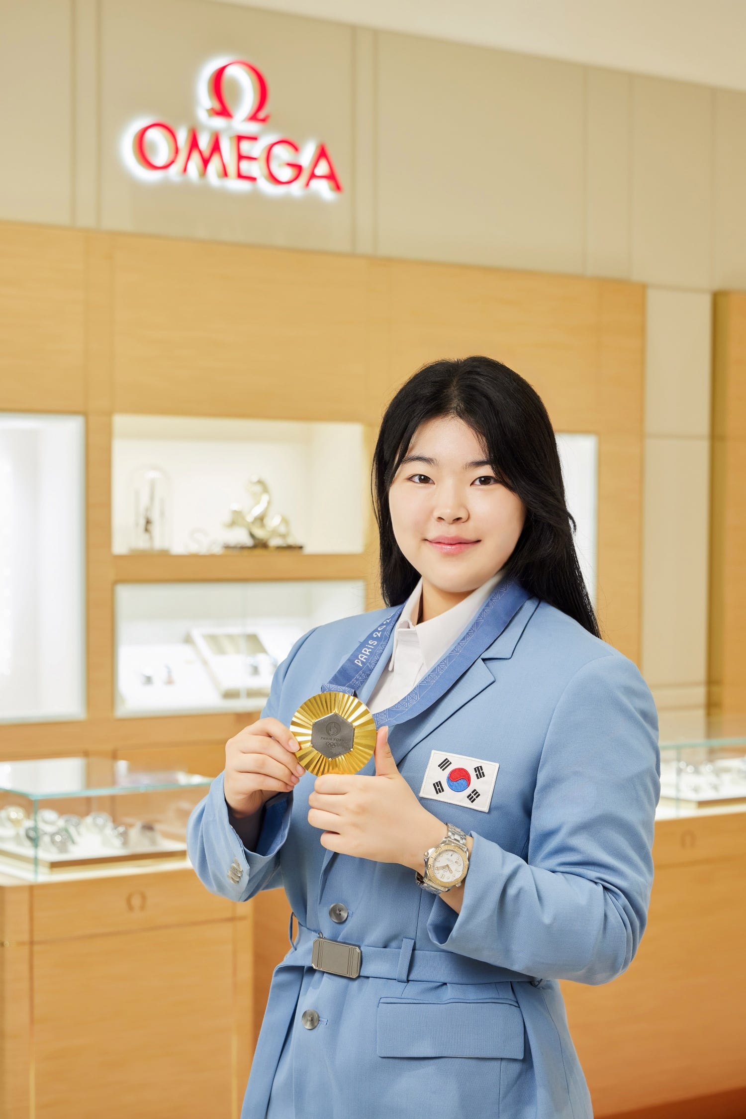 오메가가 2024 파리 올림픽 사격 여자 10m 공기권총에서 금메달을 거둔 오예진에게 '파리 2024올림픽 에디션 시계'를 증정했다고 26일 밝혔다. '파리 2024 올림픽 에디션 시계'를 착용한 사격 금메달리스트 오예진이 기념 촬영하고 있다./오메가 제공