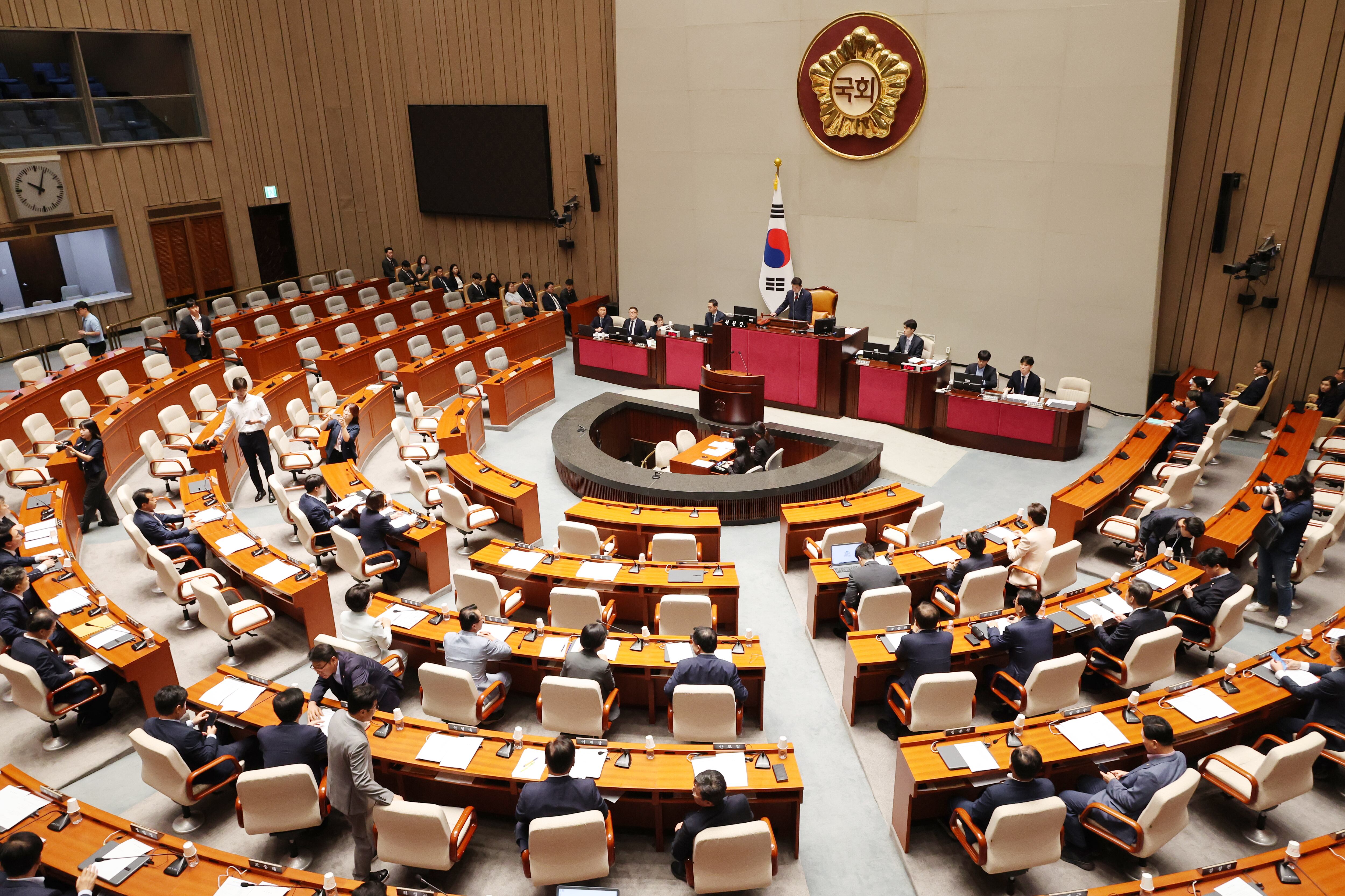 국회 공직자윤리위원회가 29일 공개한 재산 신고 내역에 따르면 22대 국회에 새로 등록한 국회의원들의 평균 재산은 약 26억8100만원인 것으로 나타났다. 28일 오전 서울 여의도 국회에서 22대 국회 첫 예산결산특별위원회 전체회의가 열리고 있다. /연합뉴스 