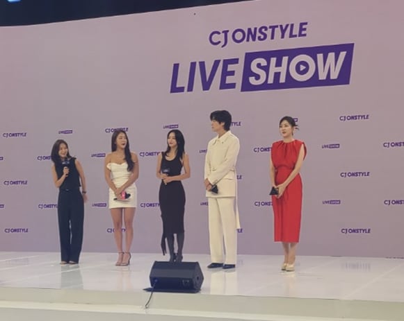 22일 서울 CJ온스타일 본사에서 MC 5인(왼쪽부터 선예,소유,한예슬,안재현,김소영)이 인사하고 있다. /최효정 기자