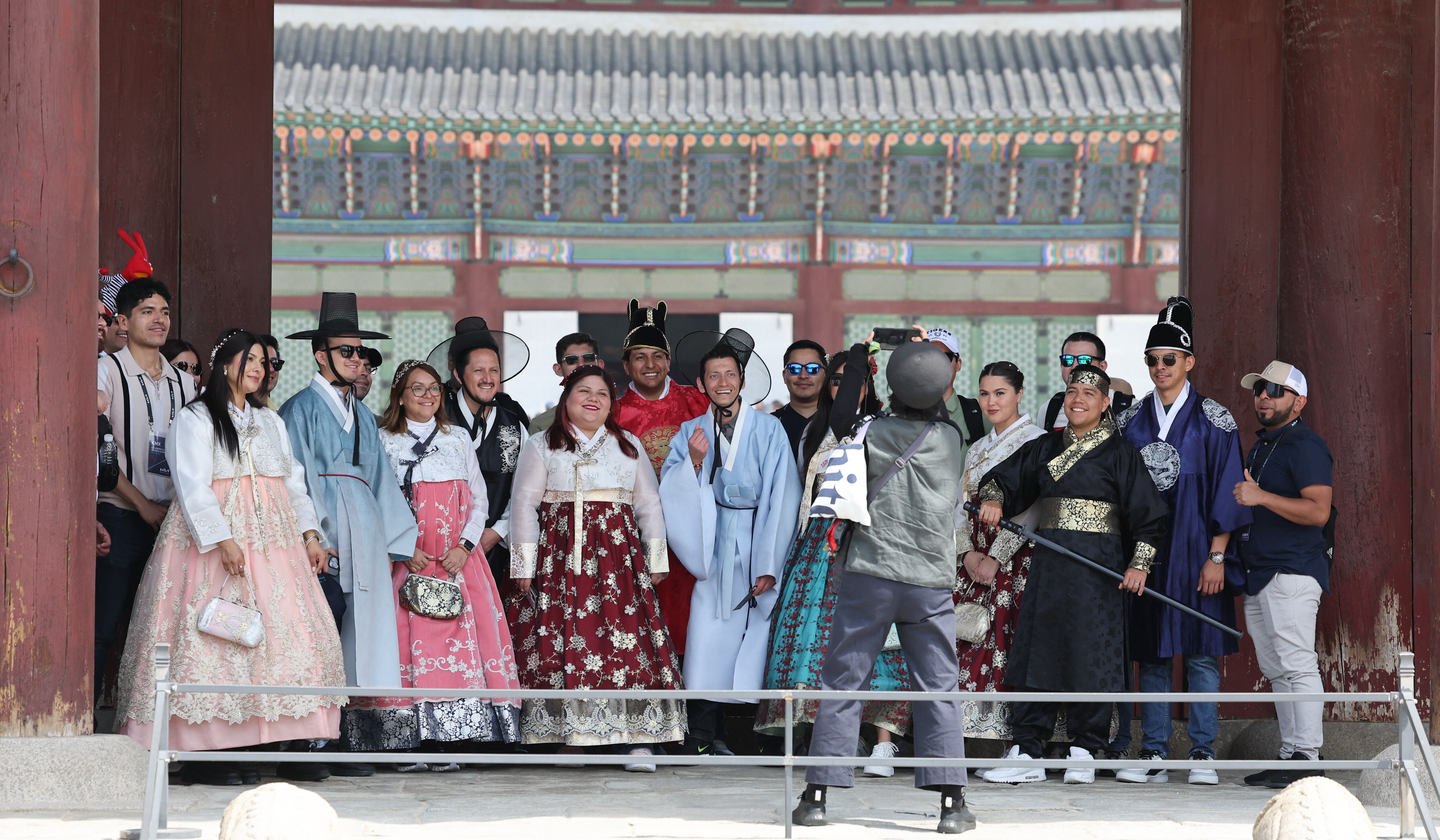 서울 종로구 경복궁에서 한복을 입은 외국인 관광객들이 기념촬영을 하고 있다. /뉴스1