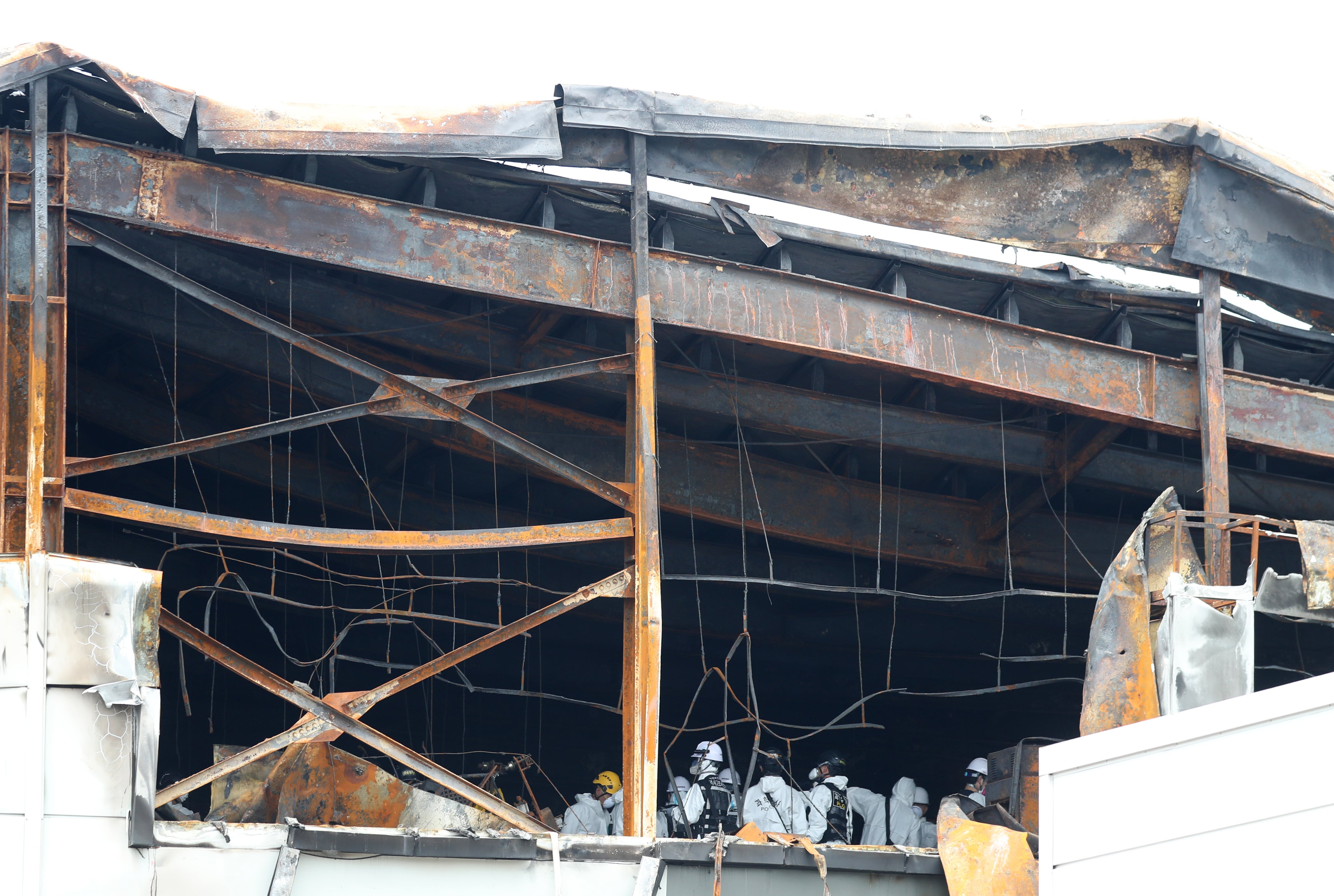 6월25일 오전 경기 화성시 서신면에 위치한 일차전지 제조 공장 아리셀 화재현장에서 경찰, 소방, 국립과학수사연구원 및 유관기관 관계자들이 합동감식을 하고 있다. / 뉴스1