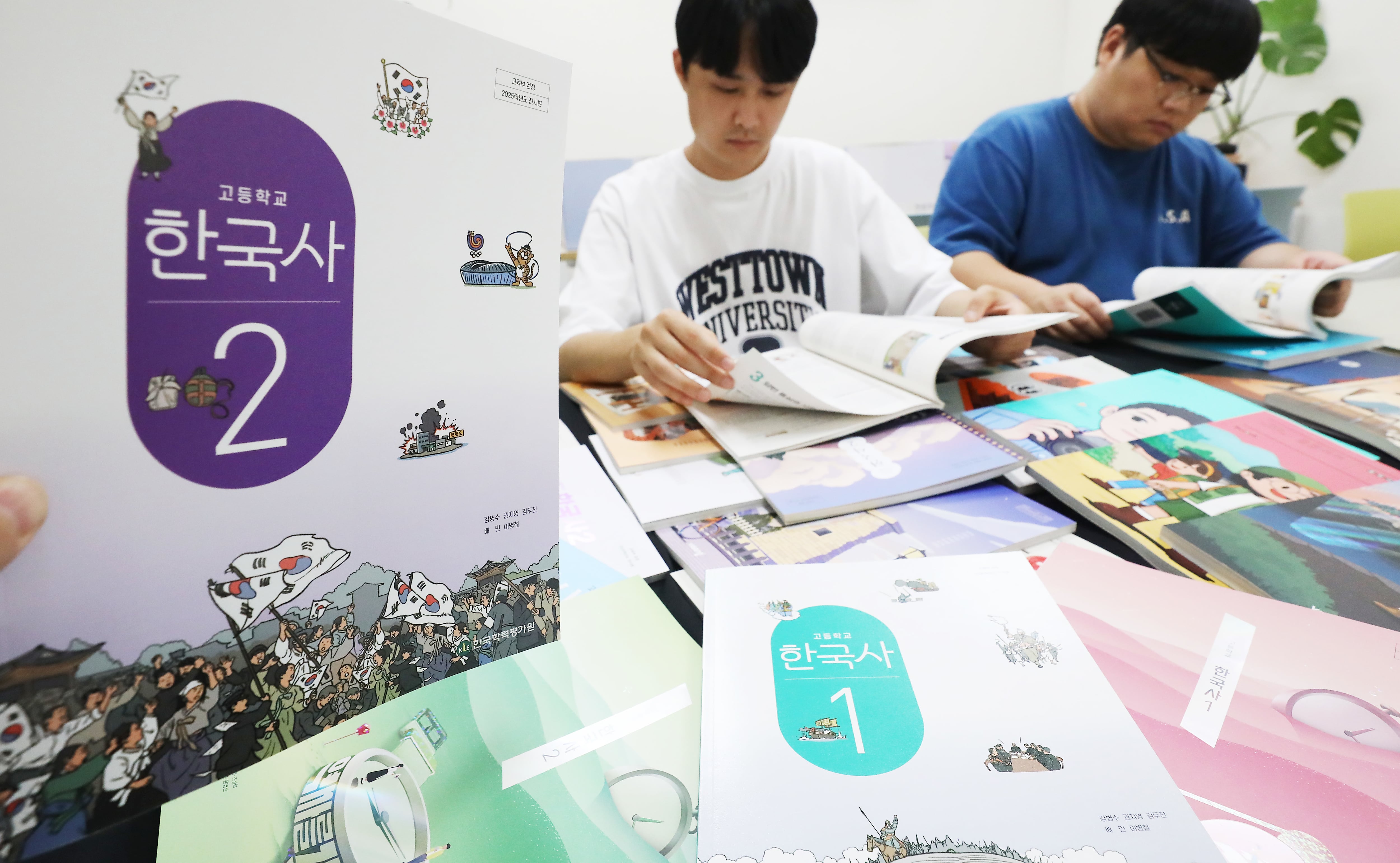 2025년 3월 신학기부터 학교 현장에서 사용될 새 검정 교과서가 30일 공개됐다. /뉴스1