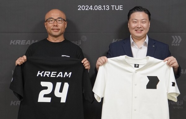최준호 형지엘리트 부회장(오른쪽)과 하대웅 최고운영책임자(COO)가 13일 ‘윌비플레이’ 브랜드 사업 및 온라인 유통 등에 관한 업무 협약을 체결하고 기념 사진을 촬영하고 있다. / 형지엘리트