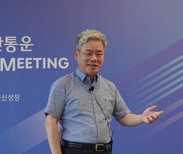 신영수 CJ대한통운 대표가 8월 27일 서울 종로구 본사에서 열린 ‘2024 타운홀 미팅’에 참석해 발언하고 있다. / CJ대한통운