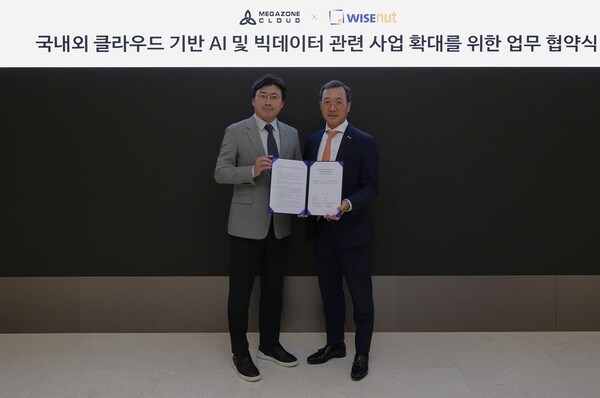 (왼쪽부터) 메가존클라우드 이주완 대표와 와이즈넛 강용성 대표가 국내외 클라우드 기반 AI 사업 확대를 위한 업무협약식을 진행한 후 기념촬영을 하고 있다. / 와이즈넛