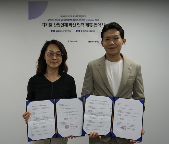 윤나라 홍익대학교 경영대학 학장과 권오림 영림원소프트랩 플렉스튜디오 사업총괄(오른쪽)이 기념 사진 촬영을 하고 있다. / 영림원소프트랩
