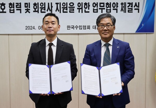 박원빈 페덱스 코리아 지사장(왼쪽)과 김병관 한국수입협회 회장이 서울 서초구 한국수입협회에서 ‘상호 협력 및 회원사 지원을 위한 업무협약’을 체결하고 기념 촬영하고 있다. / 페덱스 코리아