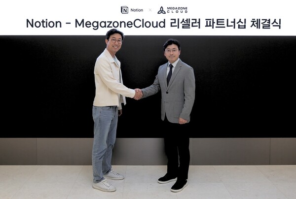 19일 메가존클라우드 이주완 대표(오른쪽)와 노션 랩스 박대성 한국지사장이 파트너십 체결식에서 기념사진을 촬영하고 있다.>