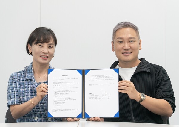 송종선 카페24 마케팅이노베이션 본부장(왼쪽)과 김용태 더에스엠씨그룹 대표