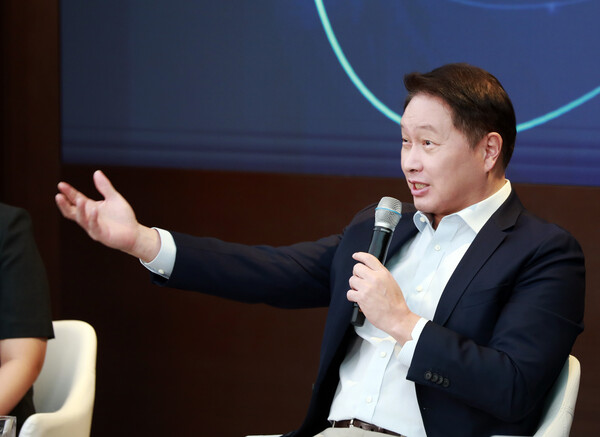 최태원 SK그룹 회장이 21일 열린 '이천포럼 2024' 폐막 세션에서 마무리 발언을 하고 있다. / SK그룹