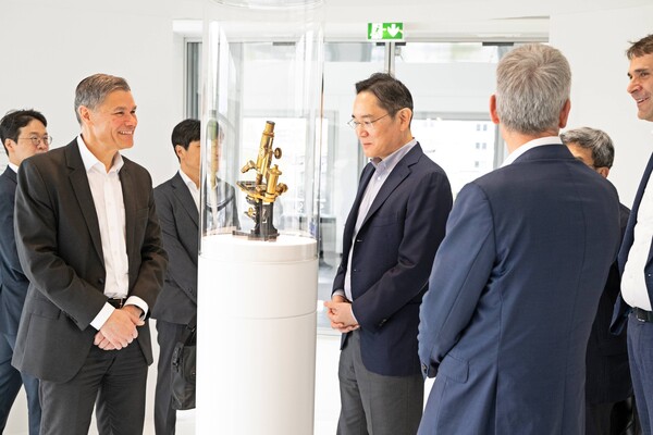 4월 26일(현지 시간) 독일 오버코헨 자이스(ZEISS) 본사를 방문한 이재용 삼성전자 회장이 제품을 살펴보는 모습 / 삼성전자 